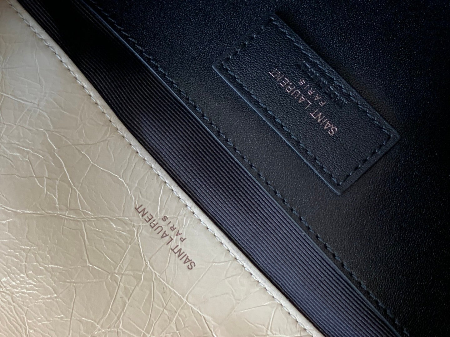 Saint Laurent Niki Medium Shoulder Bag in Vintage Crinkled Leather - Blanc