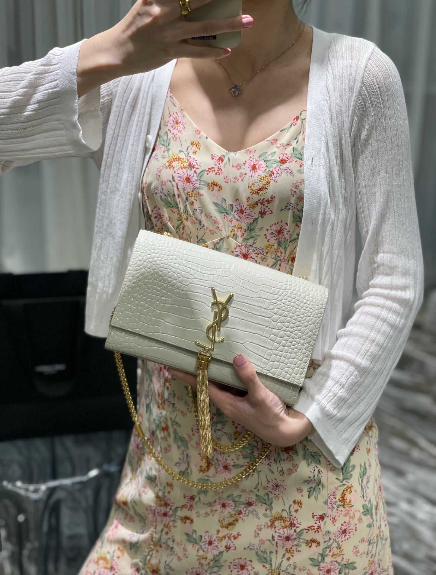 Luxury White Crocodile Embossed Crossbody Bag with Gold Tassel and Chain Strap