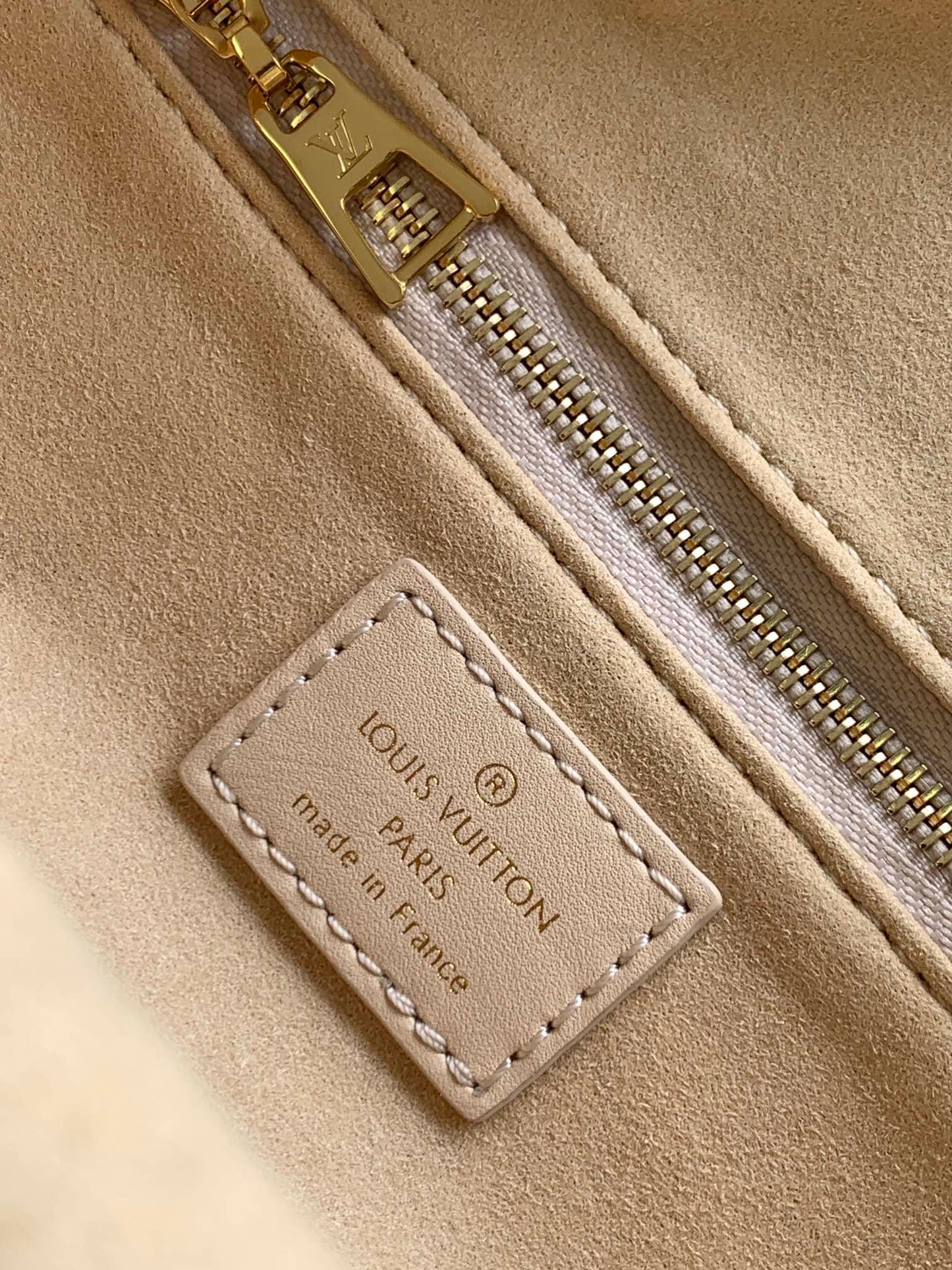 Louis Vuitton Valisette Tresor Mahina Leather Handbag - Creme