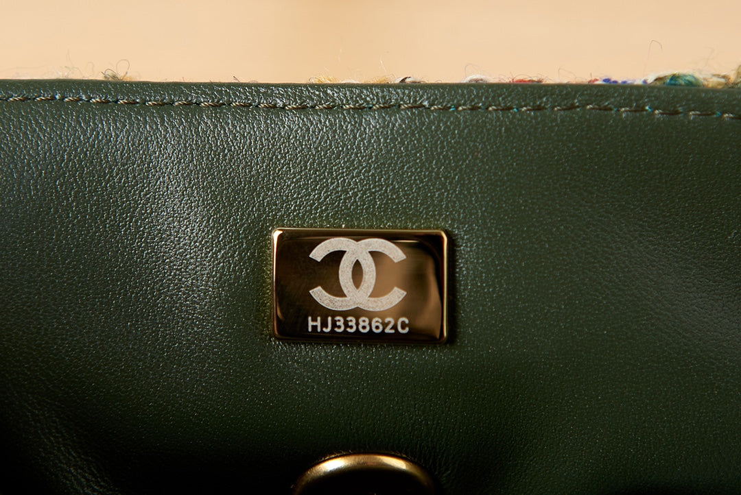 Luxury Multicolor Tweed Shoulder Bag with Jeweled Bee Clasp and Gold Chain Strap