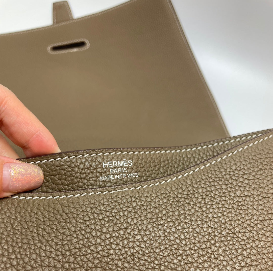 Minimalist Taupe Leather Shoulder Bag with Adjustable Crossbody Strap