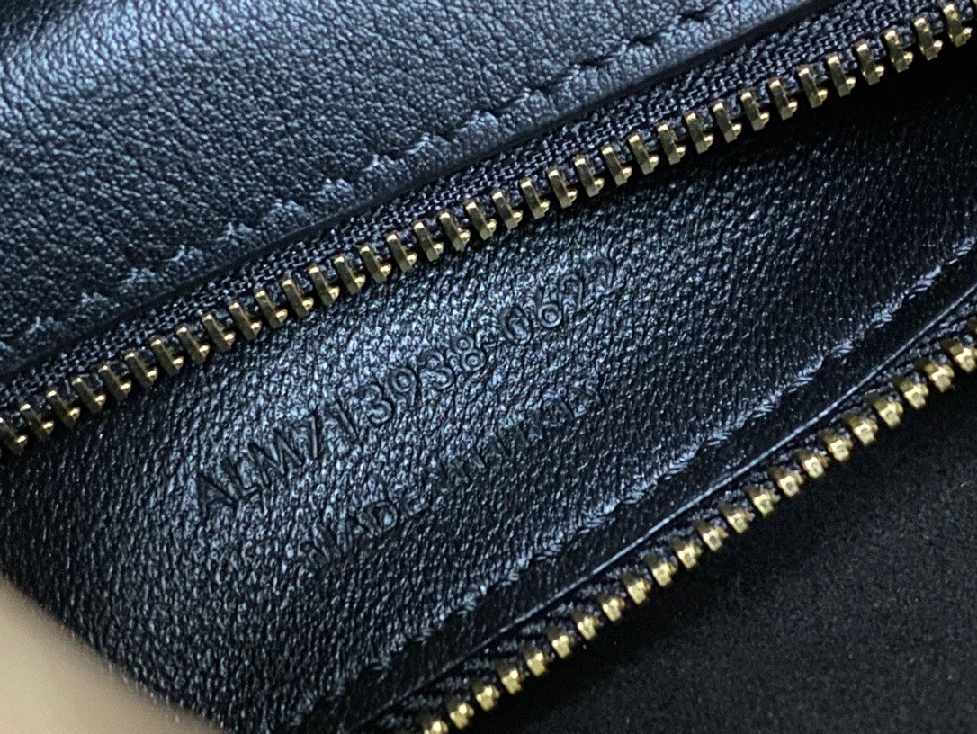 Saint Laurent LE 5 À 7 Large Hobo Bag in Smooth Leather - Black