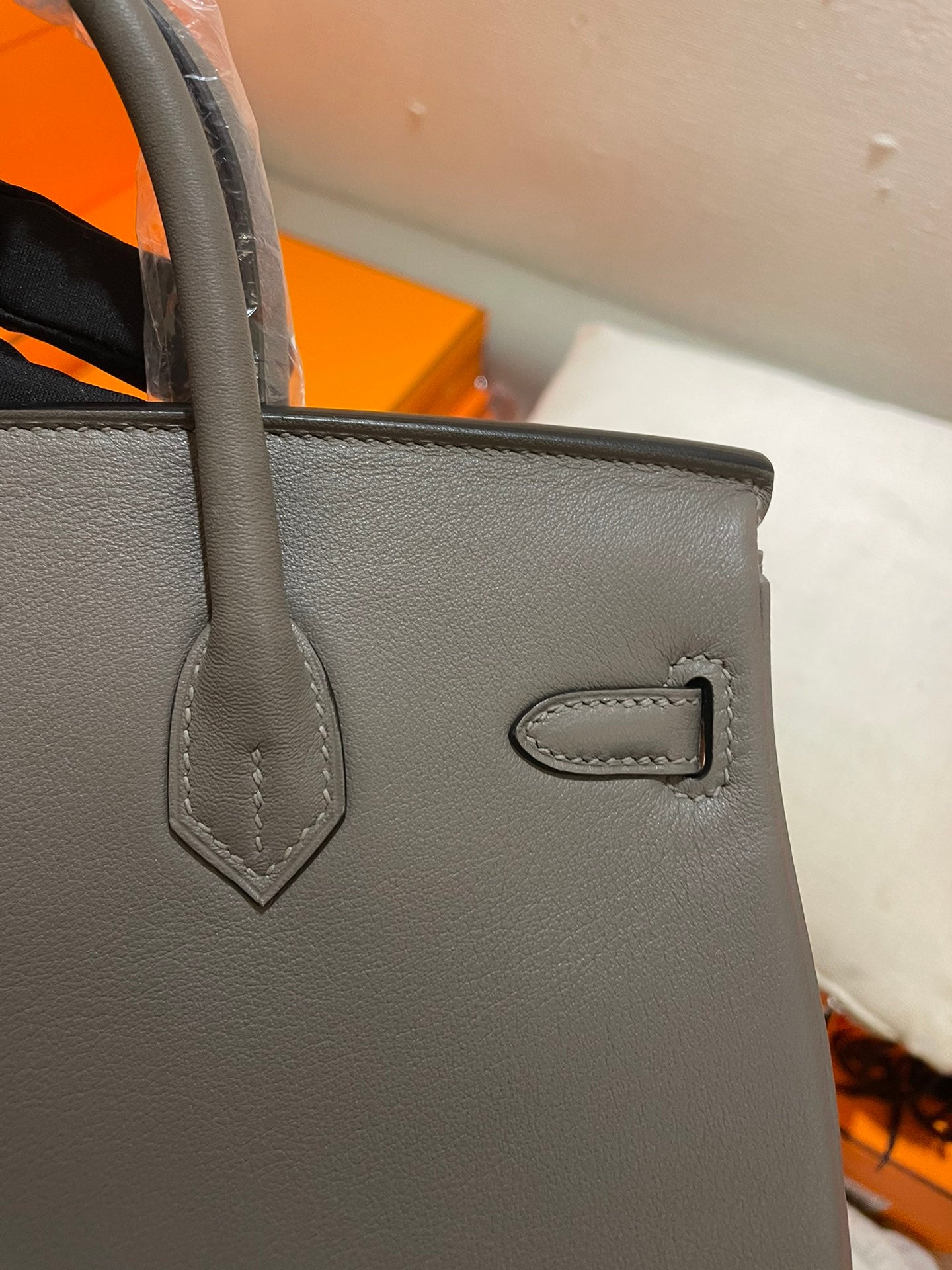Elegant Grey Leather Top-Handle Handbag with Gold-Tone Hardware - Luxury Style Satchel