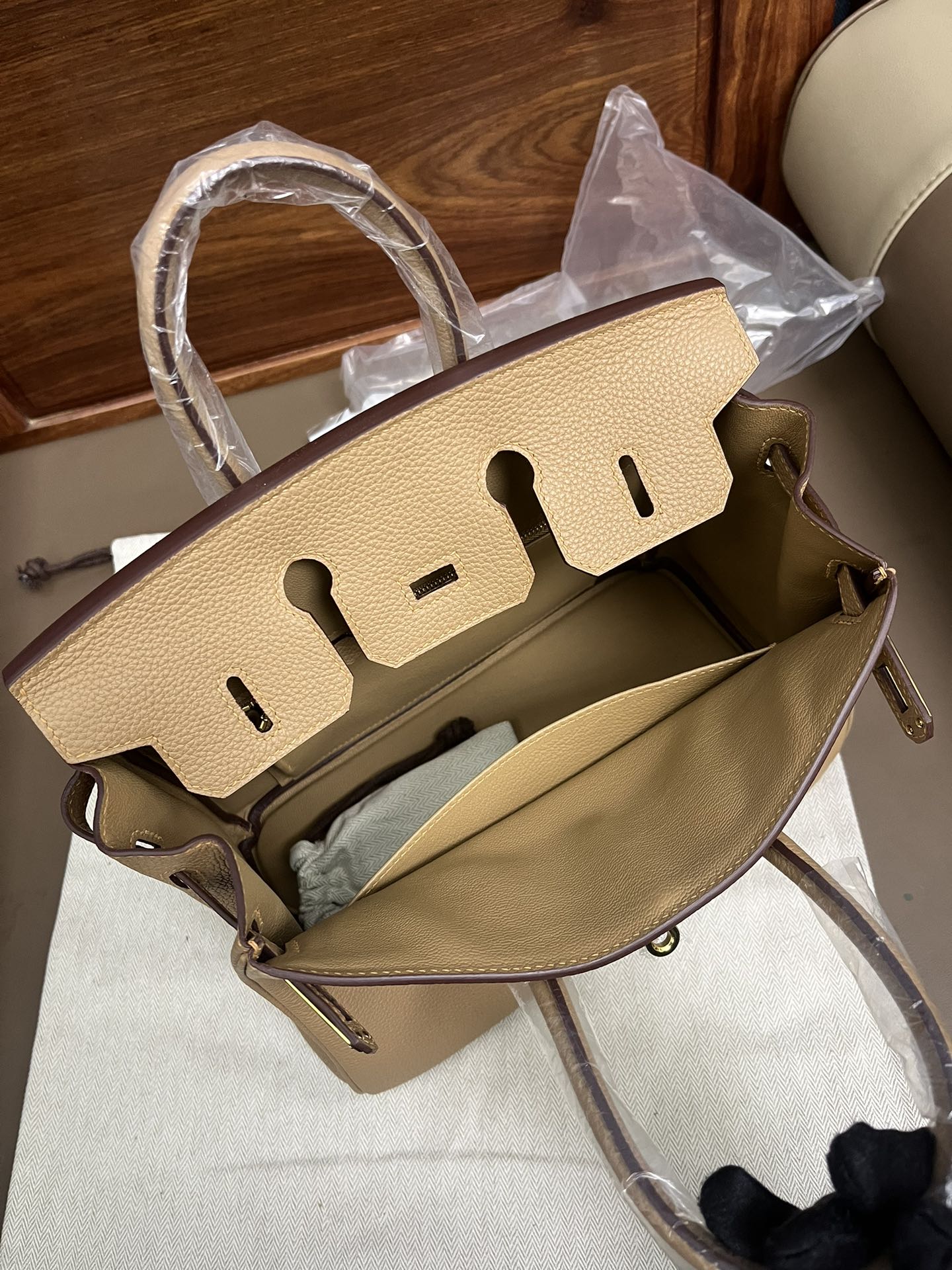Classic Tan Leather Handbag with Gold Hardware - Elegant Top Handle Tote