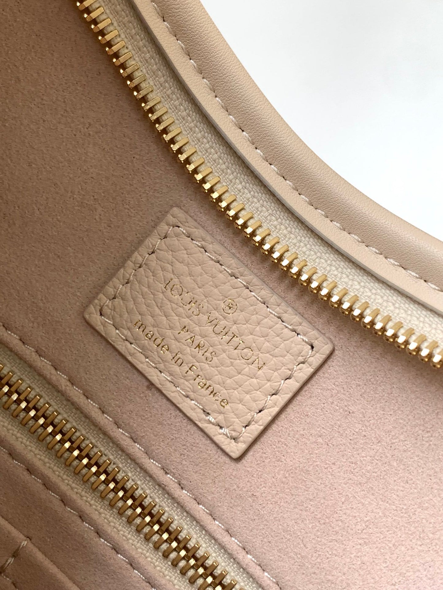 Louis Vuitton Carryall MM Monogram Mahina Leather Handbag - Pink/Peach Gradient