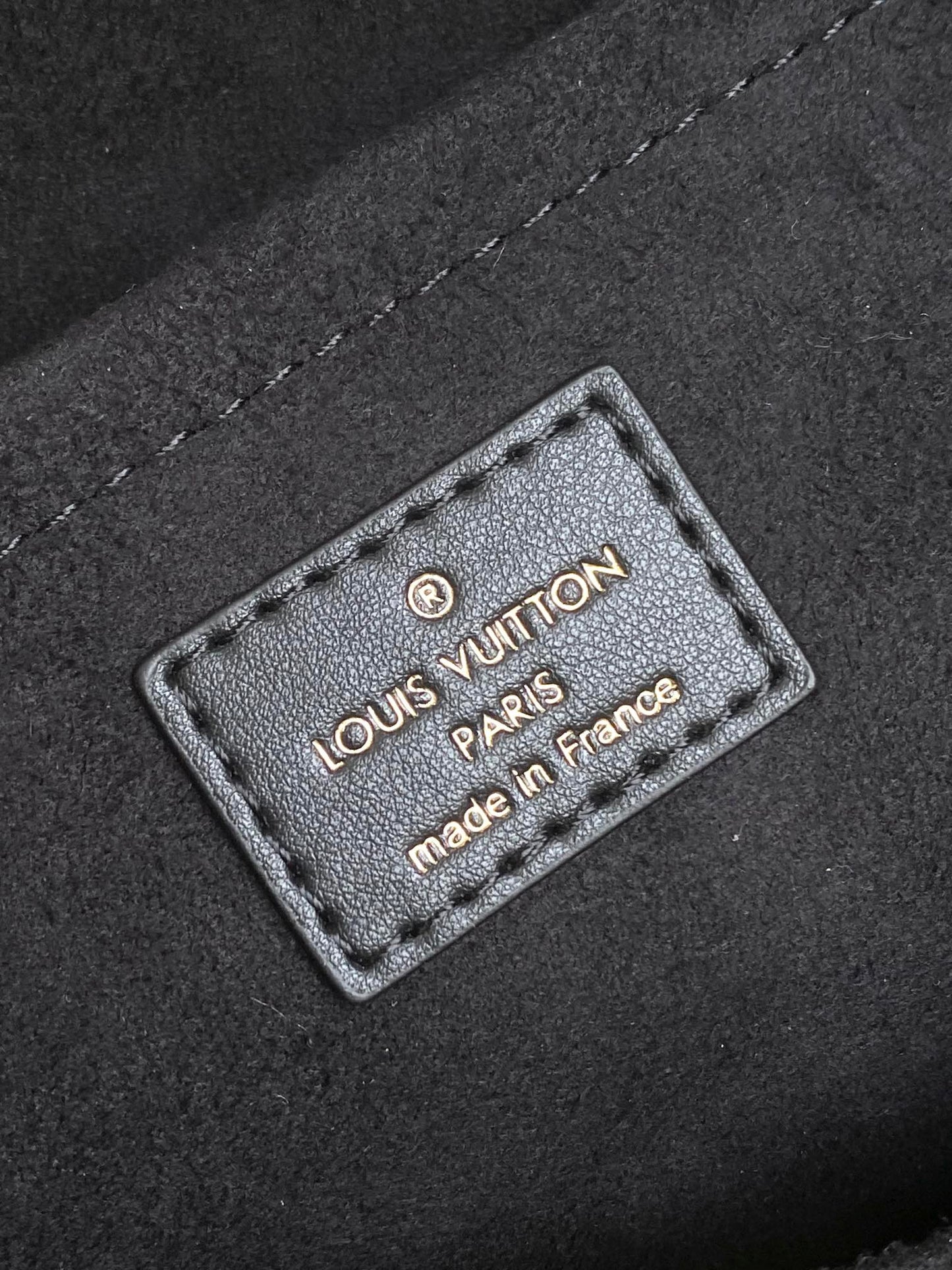 Louis Vuitton Montaigne MM Monogram Empreinte Leather Tote Bag - Noir