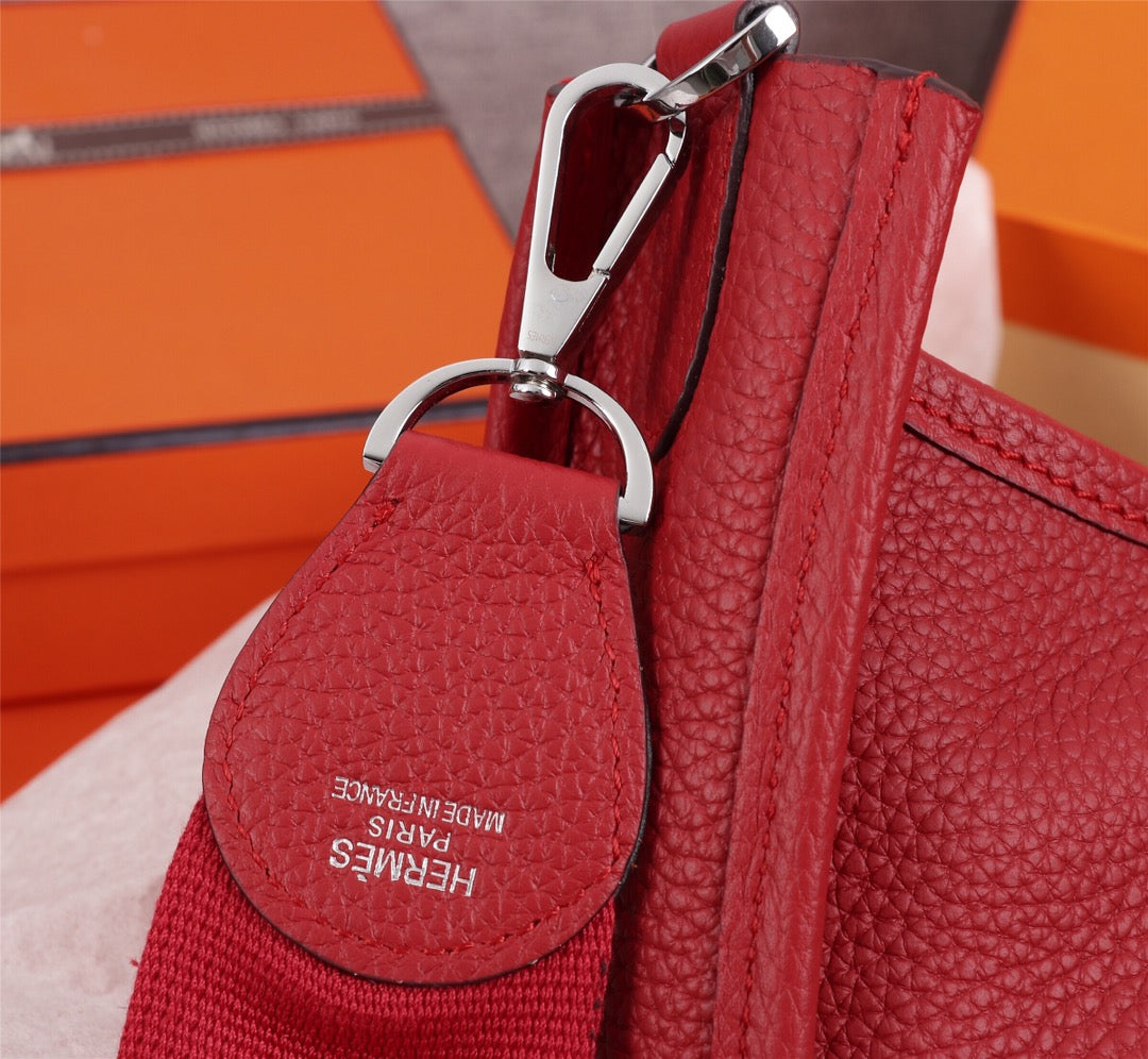 Hermès Evelyne III 29 PM Shoulder Bag Red Leather