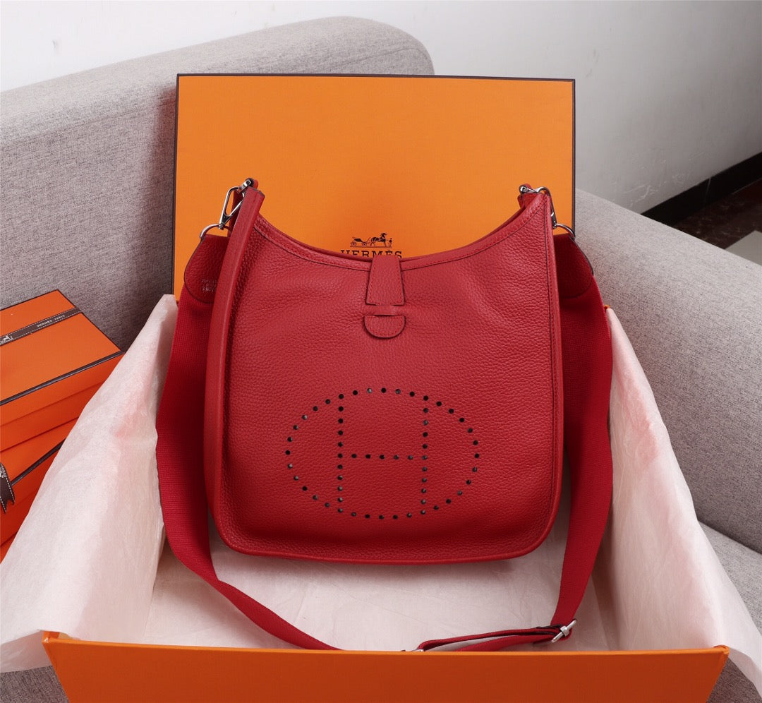 Hermès Evelyne III 29 PM Shoulder Bag Red Leather
