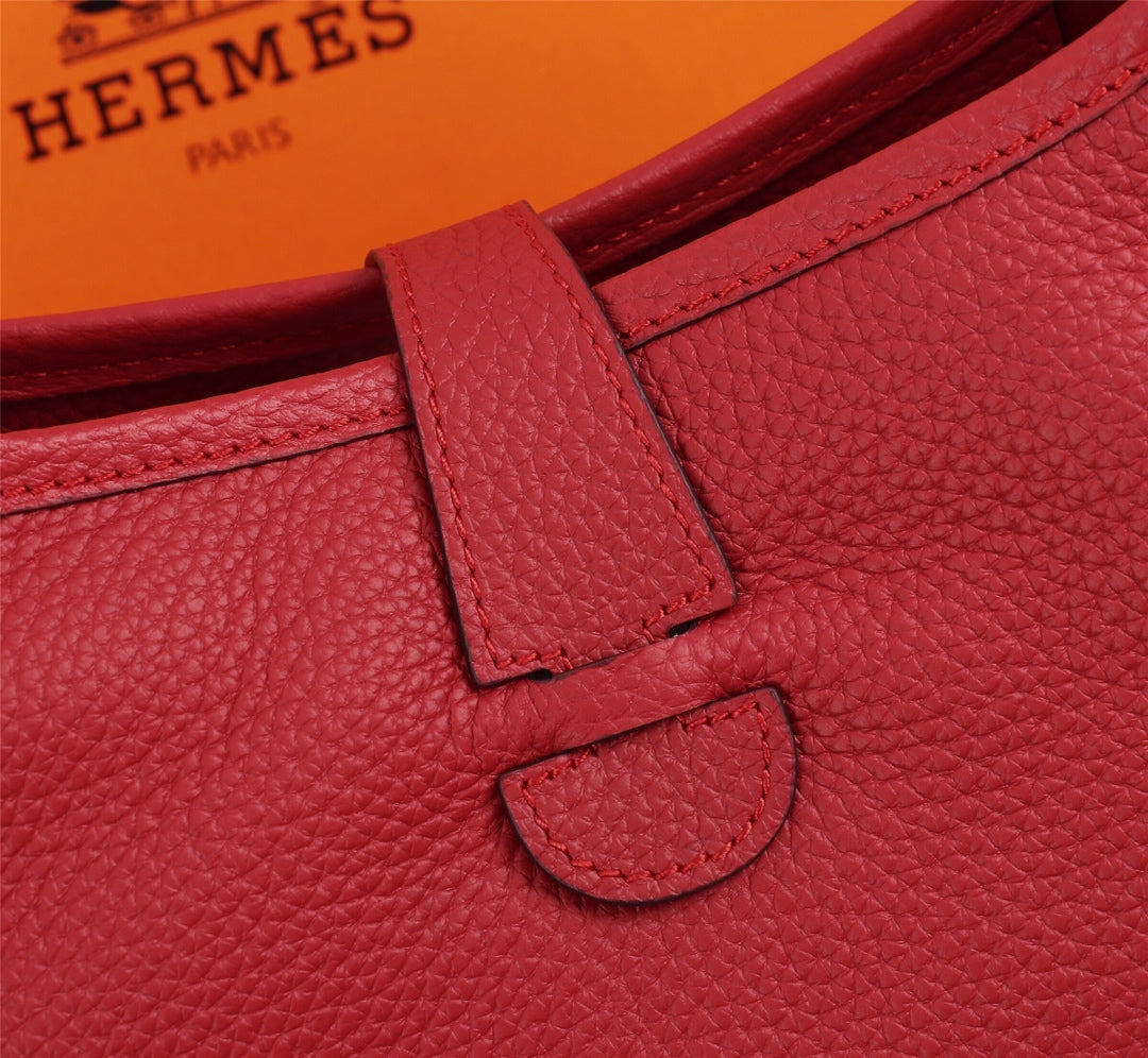Hermès Evelyne III 29 PM Shoulder Bag Red Leather