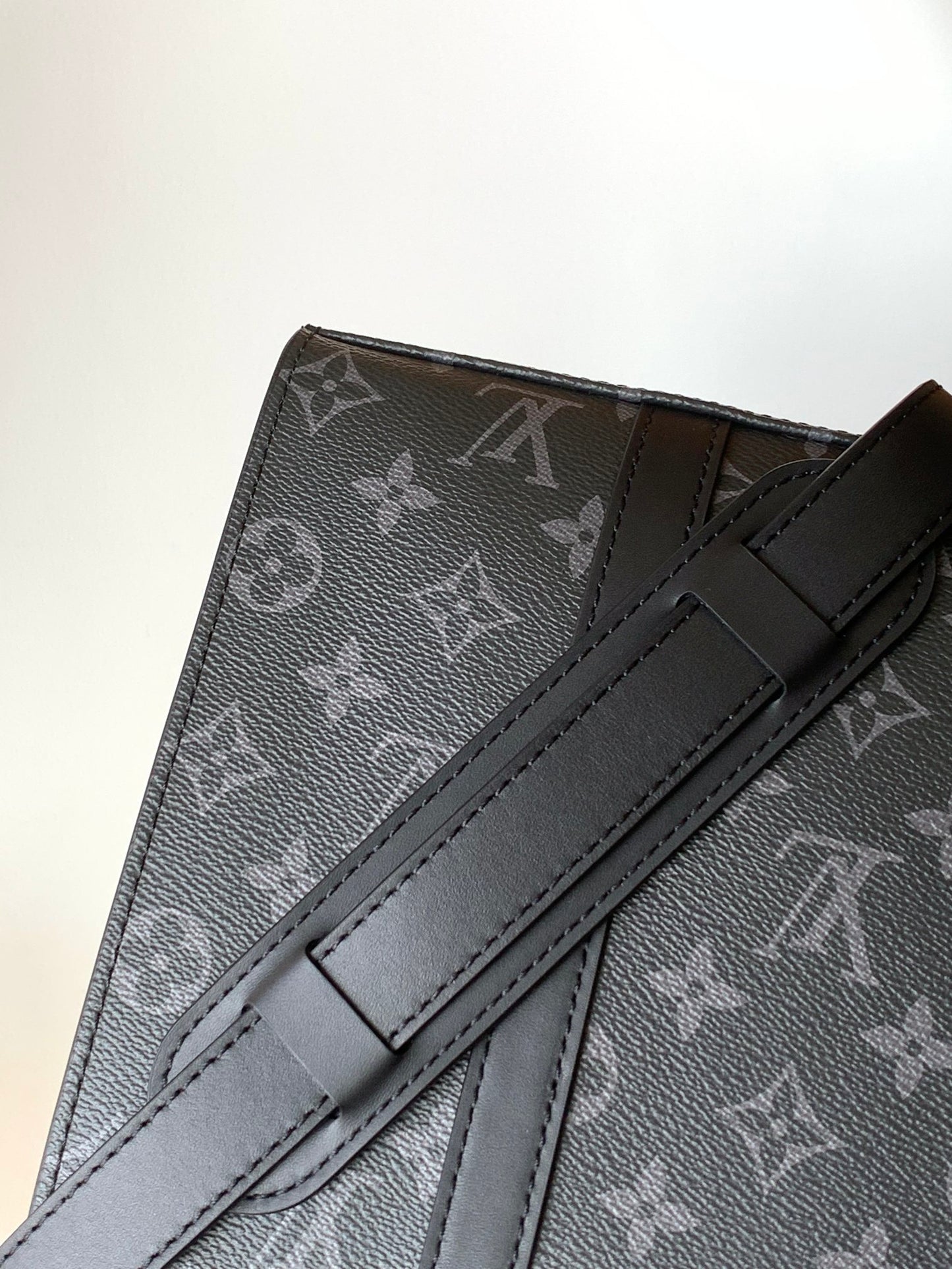 Louis Vuitton Sac Plat Monogram Eclipse Men's Crossbody Bag - Black/Grey
