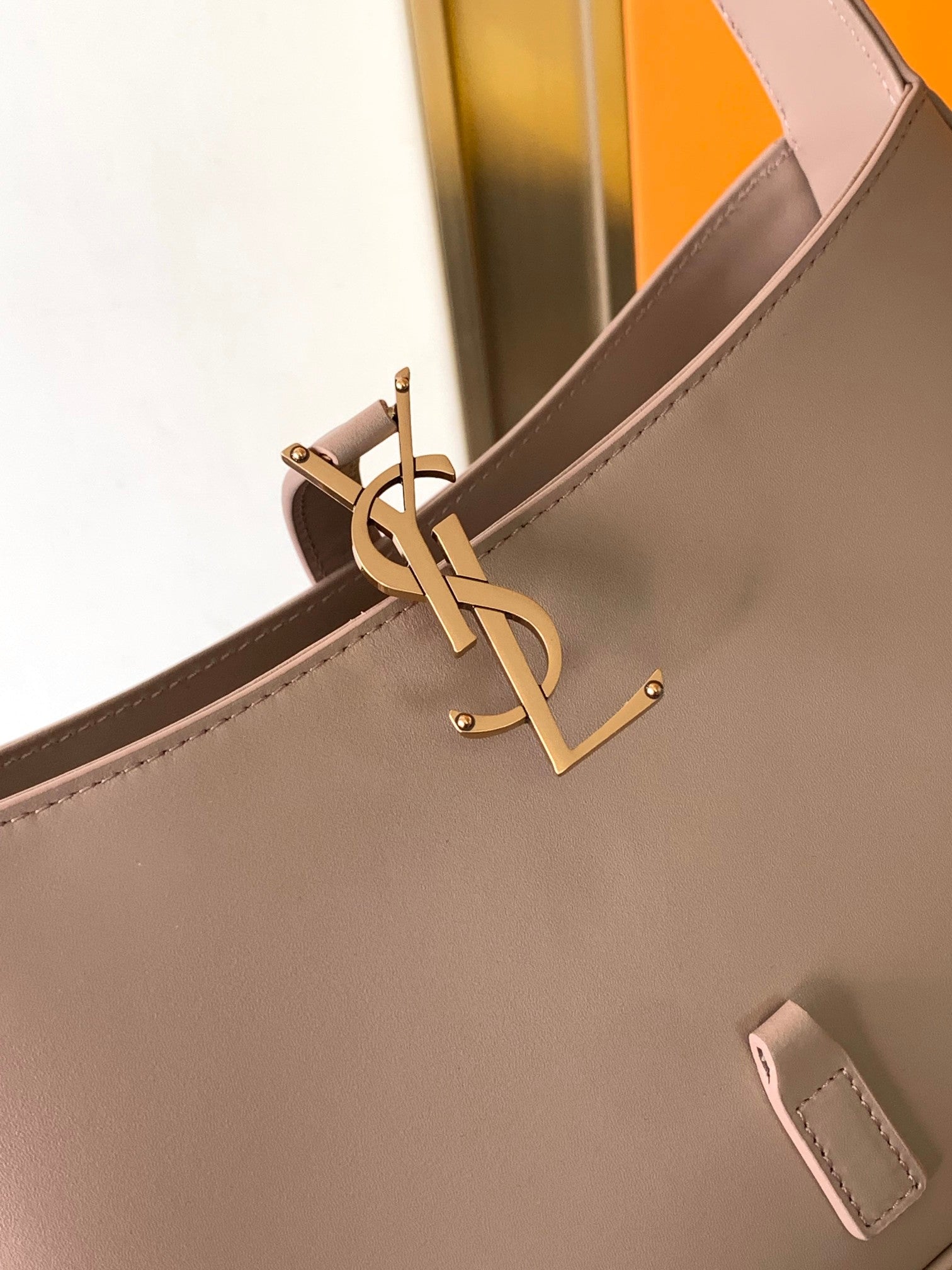 Saint Laurent LE 5 À 7 Hobo Bag in Smooth Leather - Nude Beige