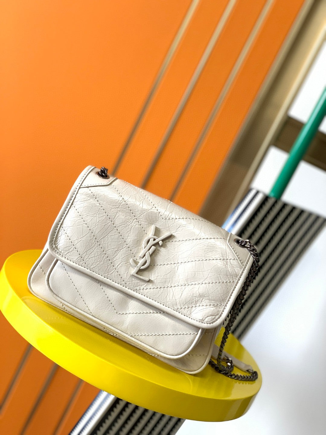 Saint Laurent Niki Medium Shoulder Bag in Vintage Crinkled Leather - Blanc