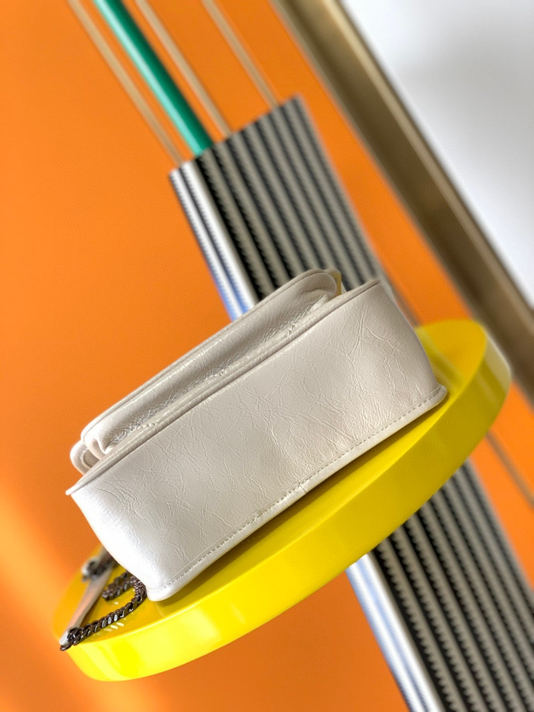 Saint Laurent Niki Medium Shoulder Bag in Vintage Crinkled Leather - Blanc