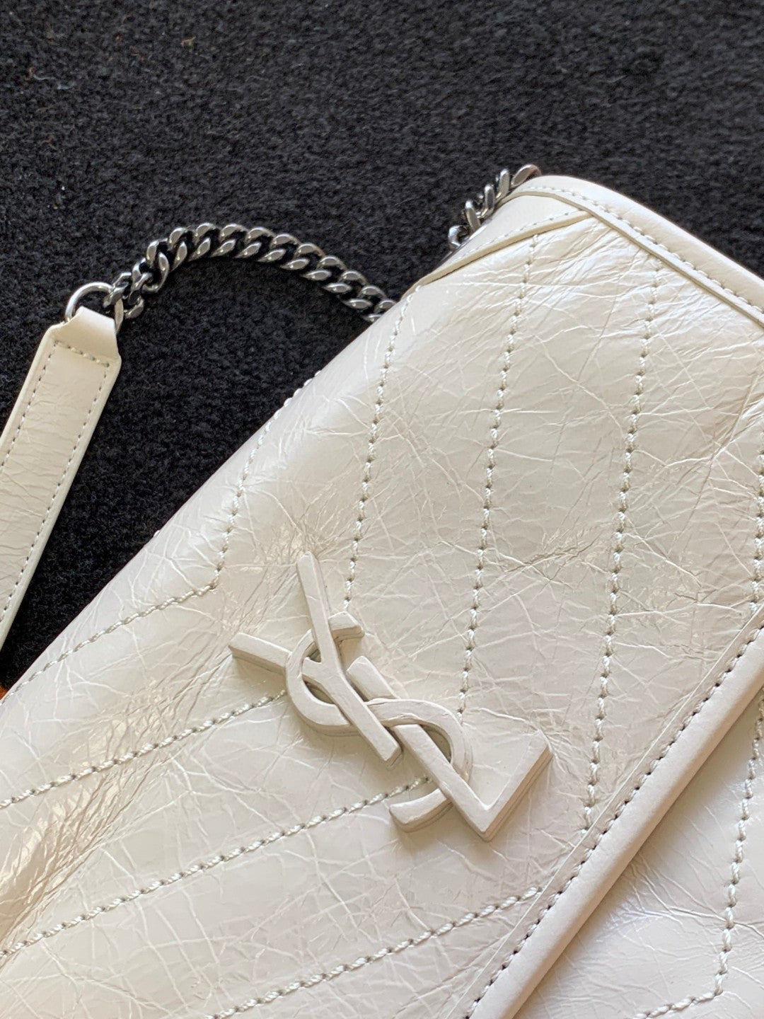 Saint Laurent Niki Medium Shoulder Bag in Vintage Crinkled Leather - Blanc