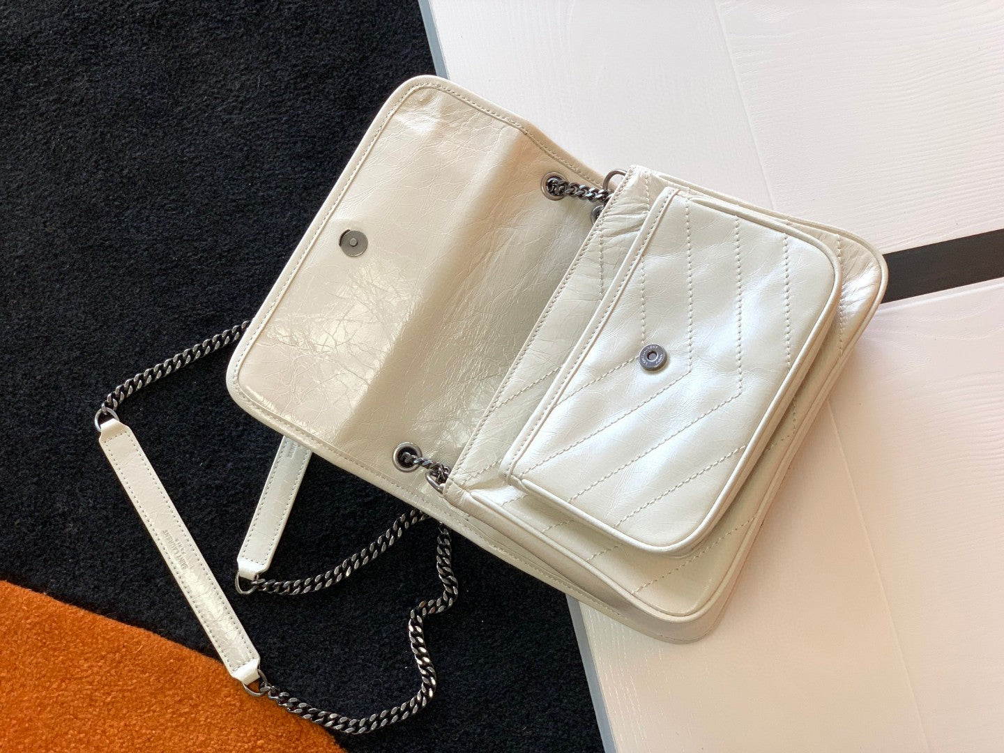 Saint Laurent Niki Medium Shoulder Bag in Vintage Crinkled Leather - Blanc