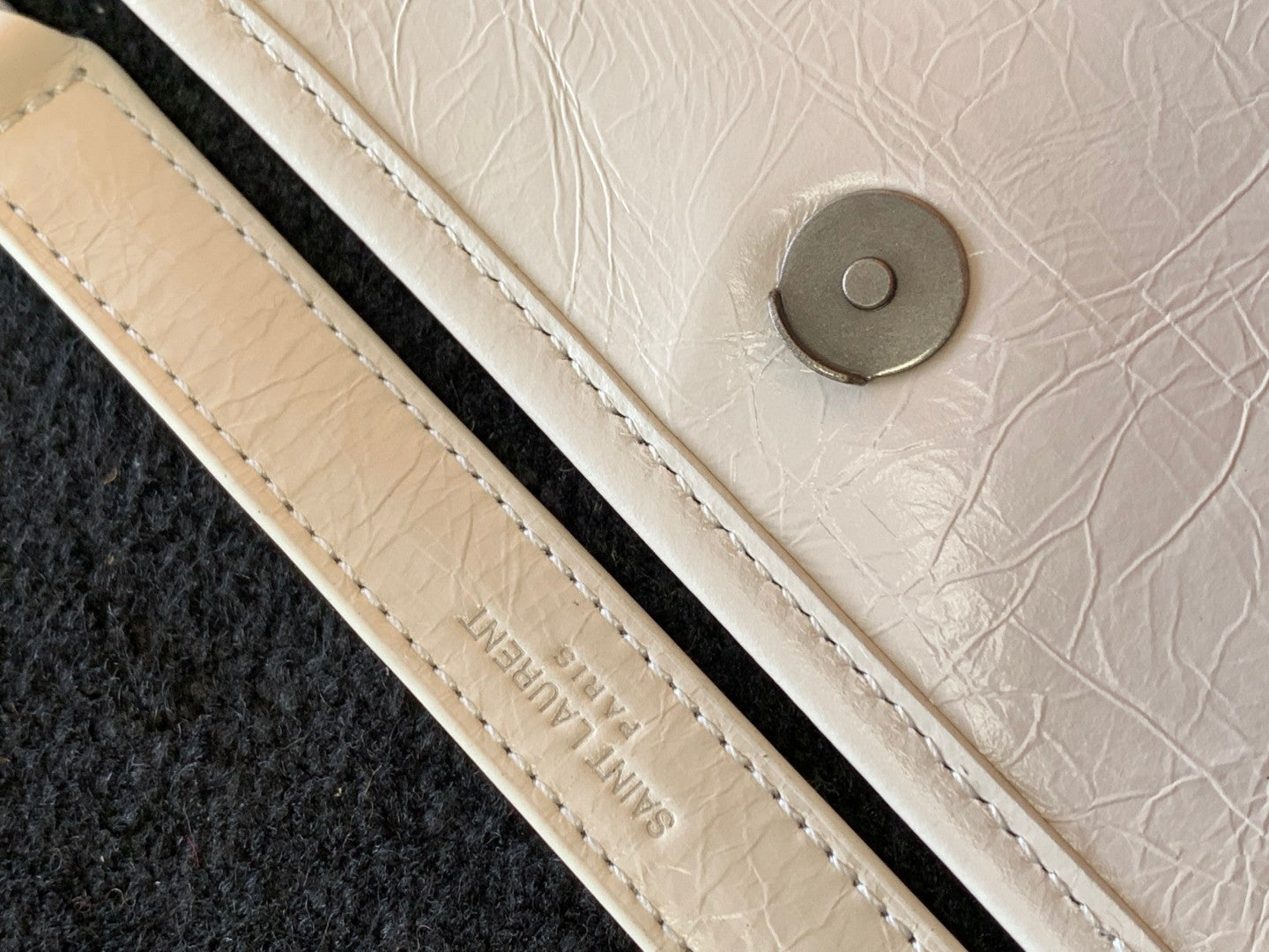 Saint Laurent Niki Medium Shoulder Bag in Vintage Crinkled Leather - Blanc