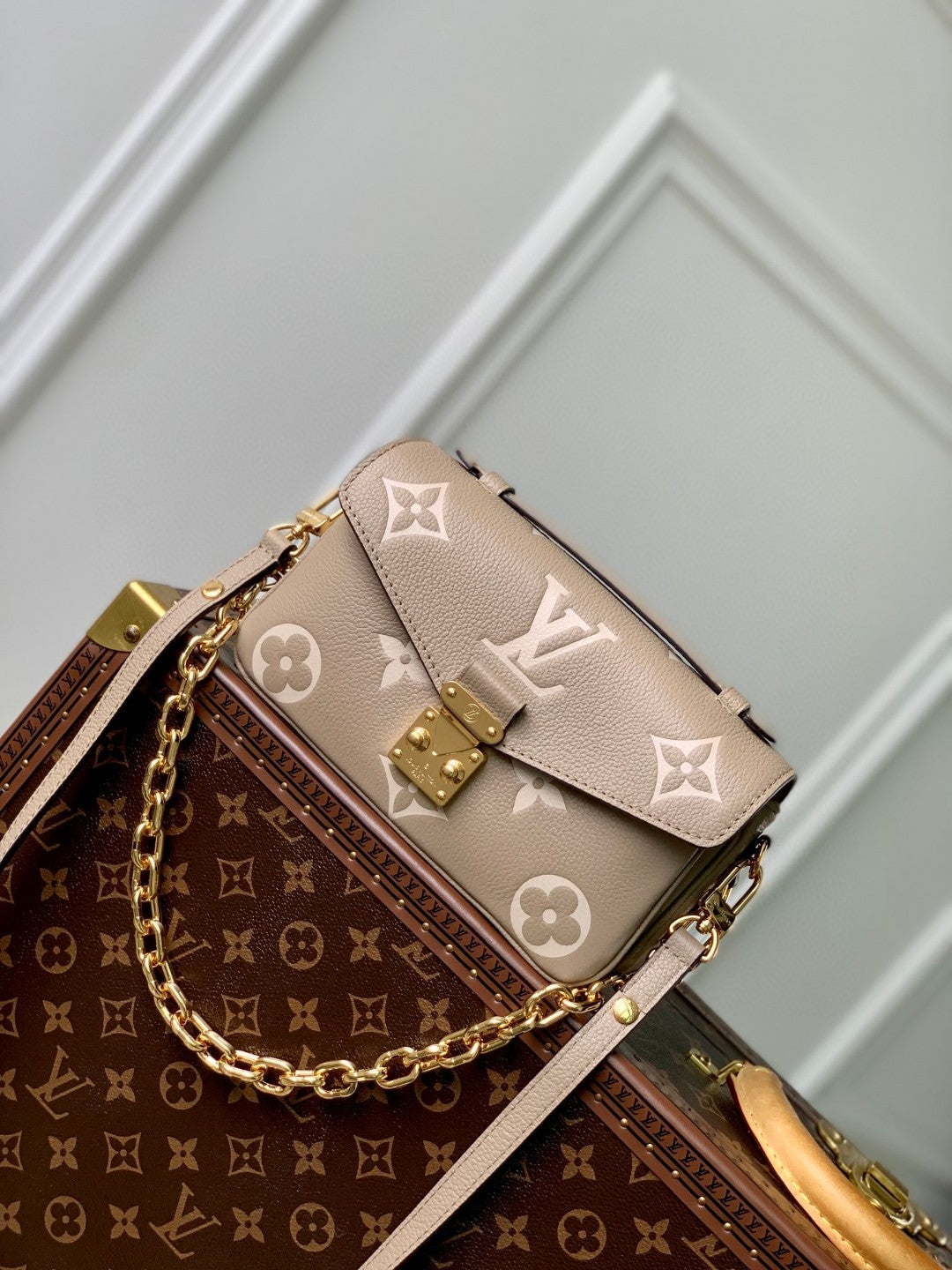 Louis Vuitton Pochette Métis East West - Monogram Empreinte Leather - Tourterelle/Crème