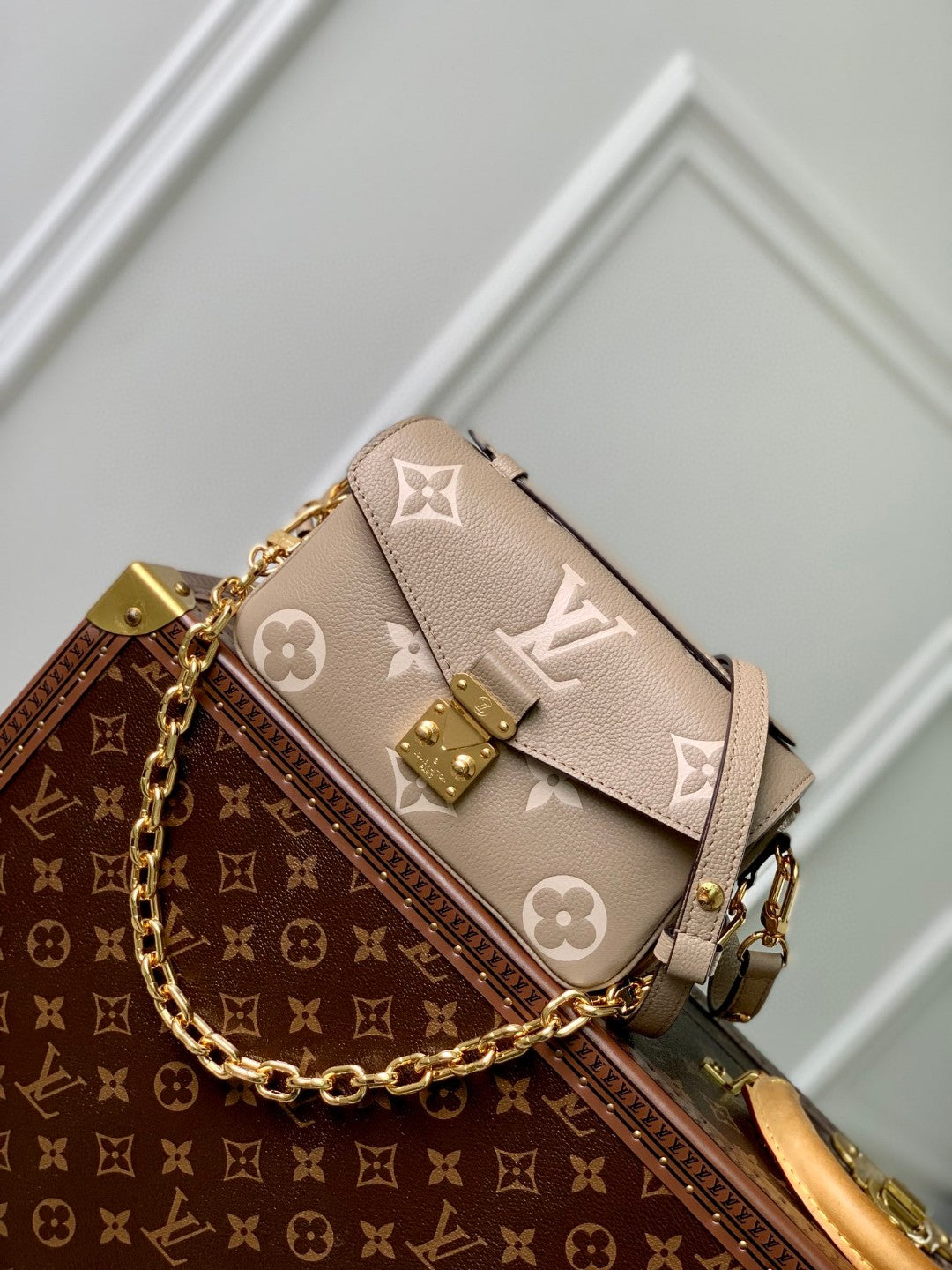 Louis Vuitton Pochette Métis East West - Monogram Empreinte Leather - Tourterelle/Crème