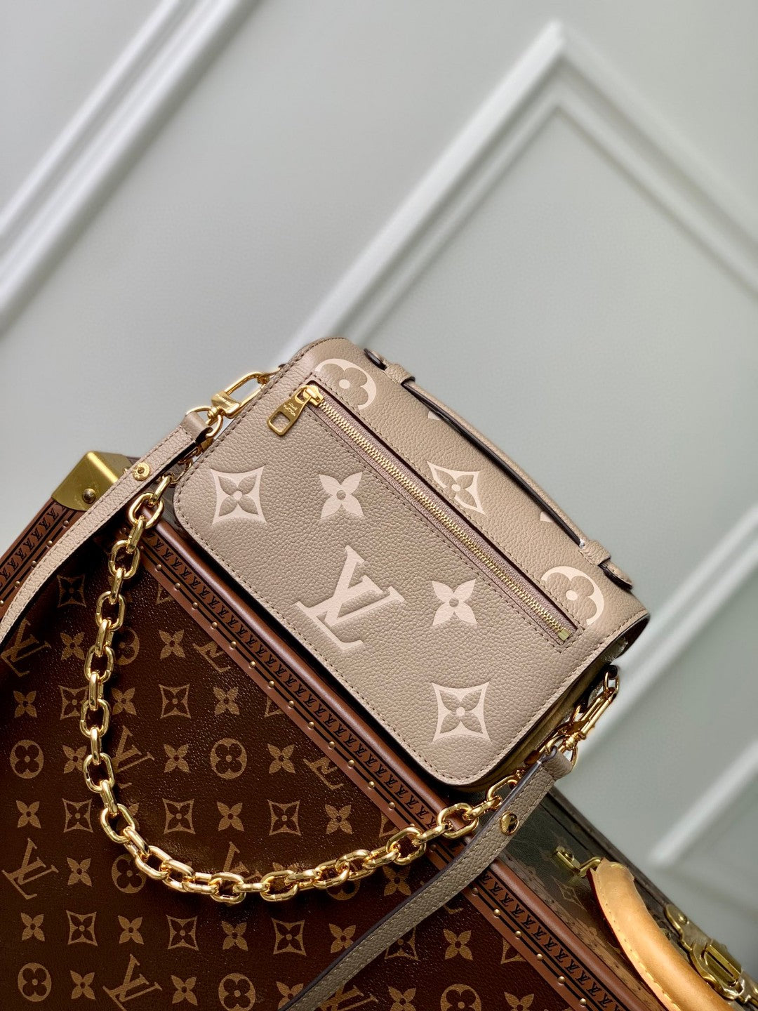 Louis Vuitton Pochette Métis East West - Monogram Empreinte Leather - Tourterelle/Crème