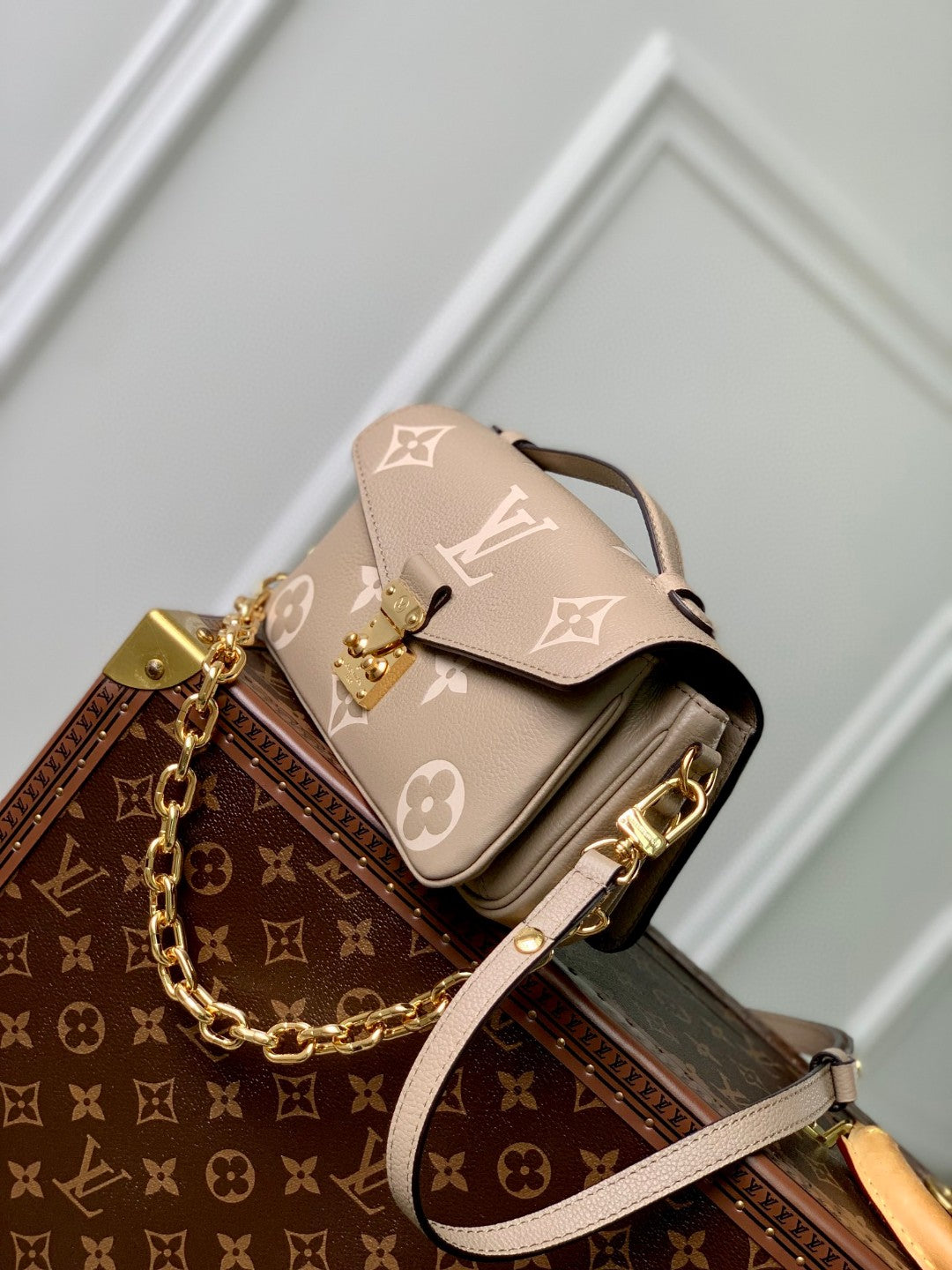 Louis Vuitton Pochette Métis East West - Monogram Empreinte Leather - Tourterelle/Crème