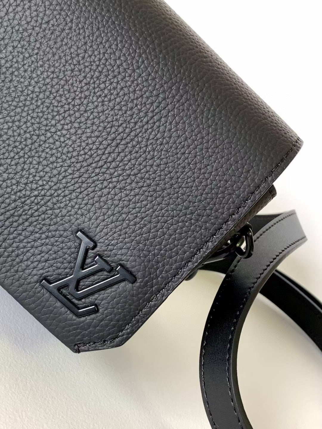 Louis Vuitton Steamer Wearable Wallet - Black Taiga Leather Crossbody Bag
