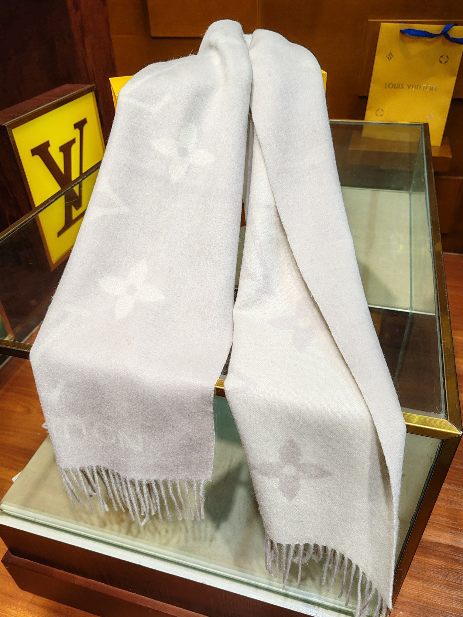 Louis Vuitton Reykjavik Scarf 100% Cashmere Monogram Beige Cream Luxury Women's Wrap