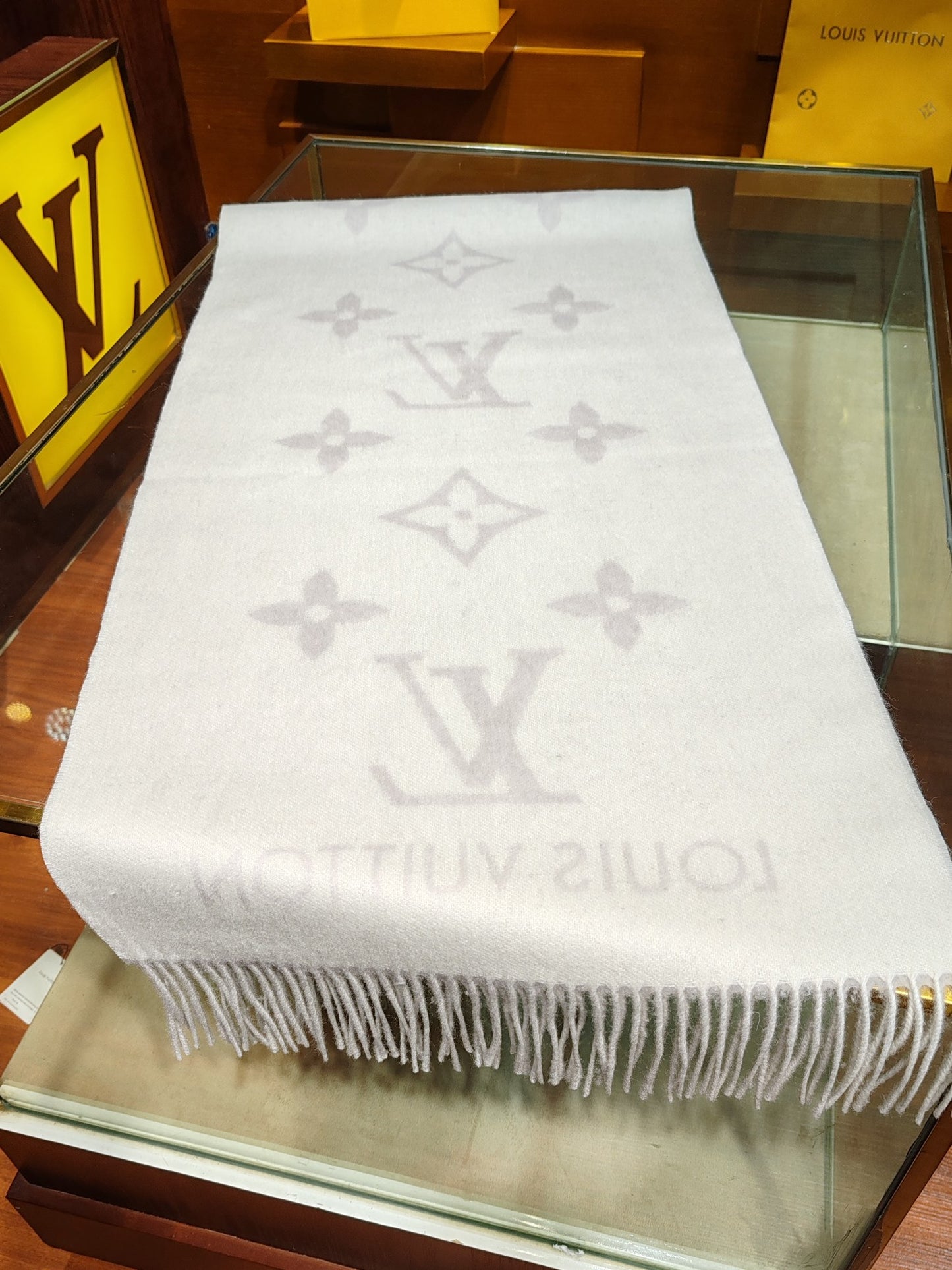 Louis Vuitton Reykjavik Scarf 100% Cashmere Monogram Beige Cream Luxury Women's Wrap