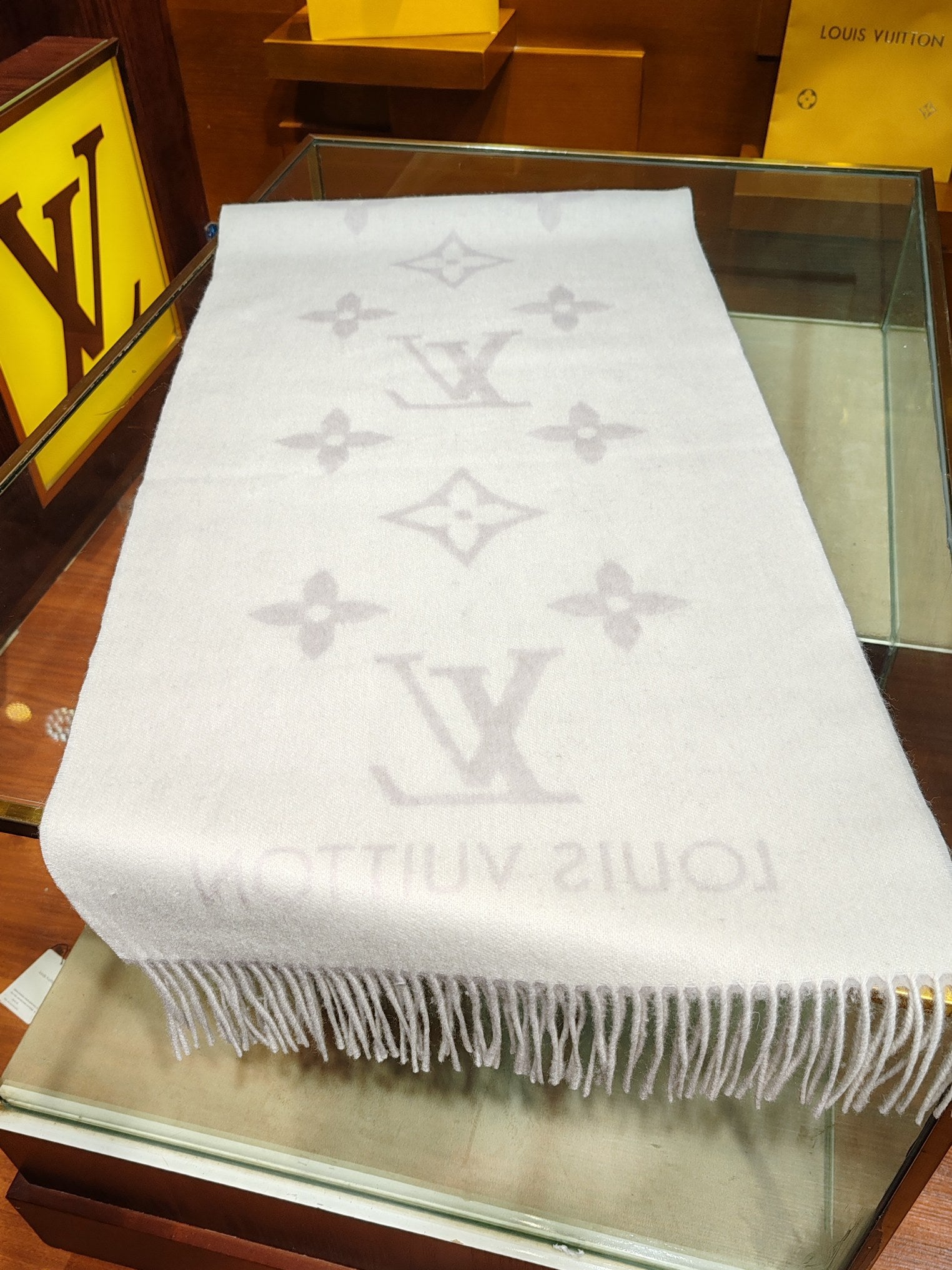 Louis Vuitton Reykjavik Scarf 100% Cashmere Monogram Beige Cream Luxury Women's Wrap