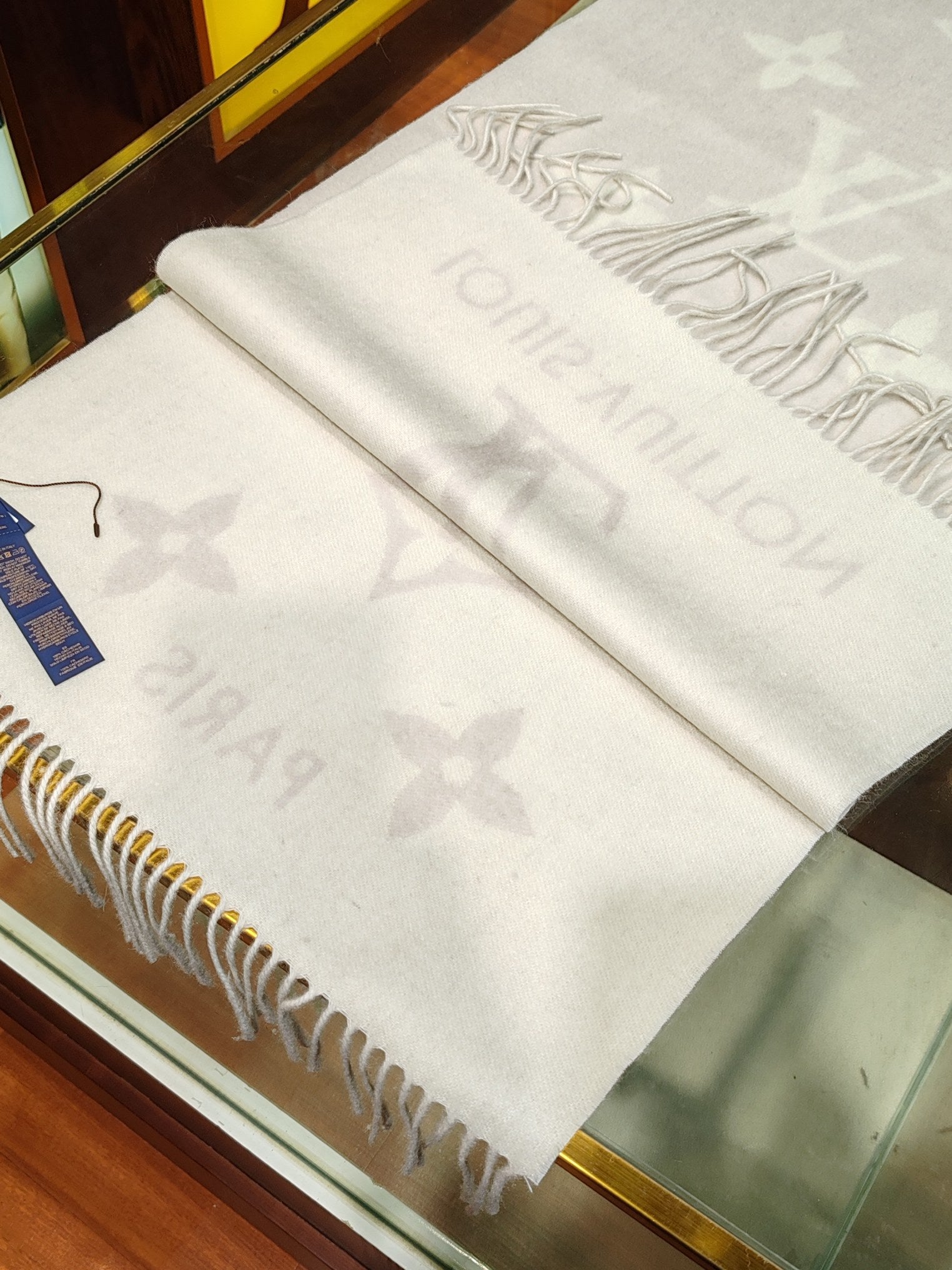 Louis Vuitton Reykjavik Scarf 100% Cashmere Monogram Beige Cream Luxury Women's Wrap