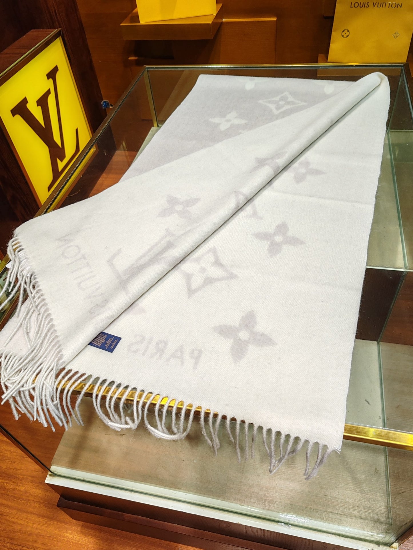 Louis Vuitton Reykjavik Scarf 100% Cashmere Monogram Beige Cream Luxury Women's Wrap