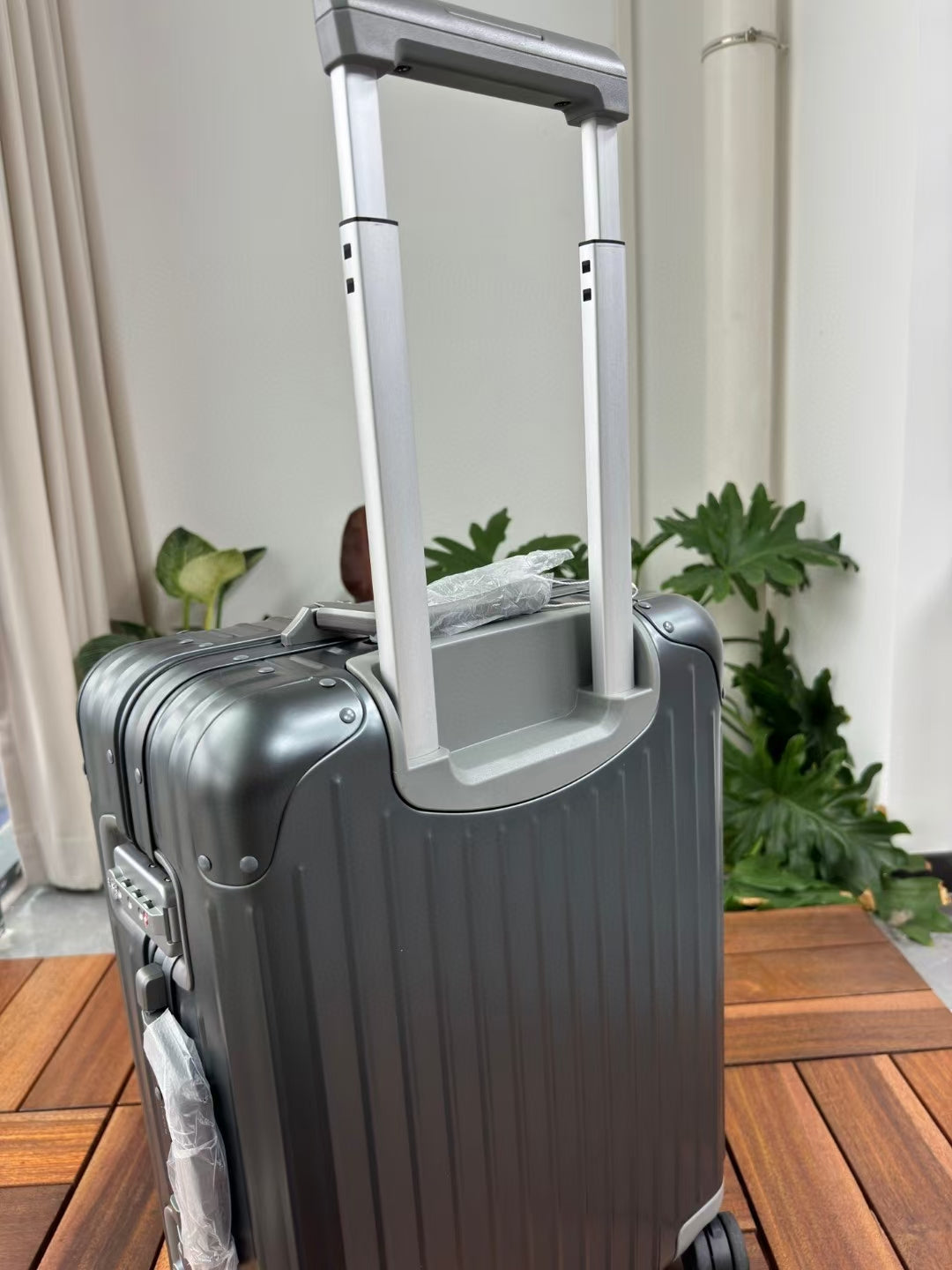 Grey Vertical Ribbed Hardshell Spinner Suitcase for Travel