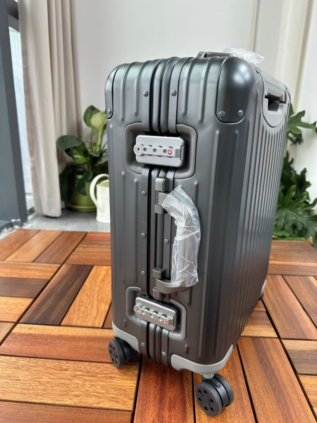 Grey Vertical Ribbed Hardshell Spinner Suitcase for Travel