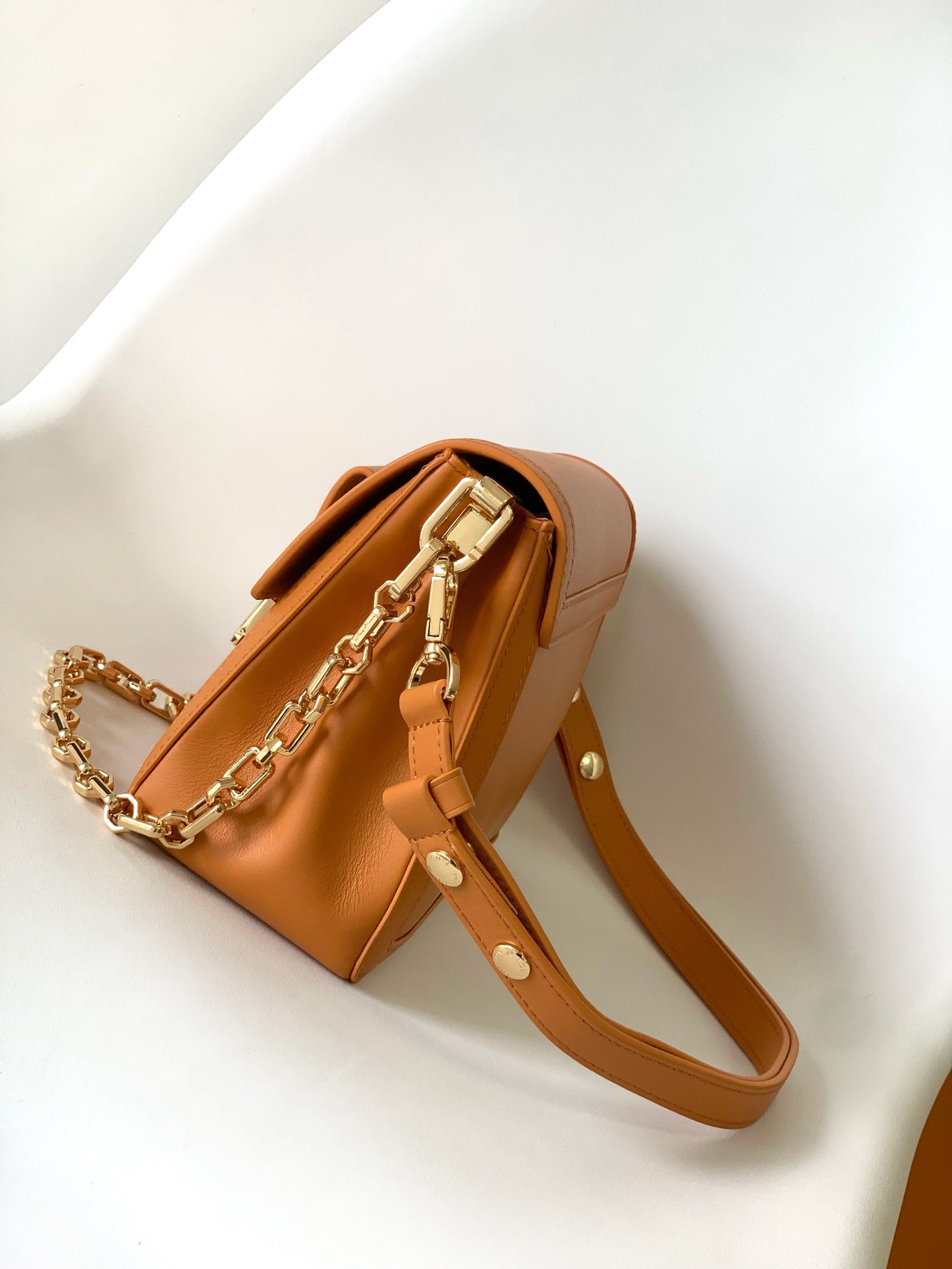 Women's Tan Leather Crossbody Handbag with Gold Chain Strap and Logo Buckle