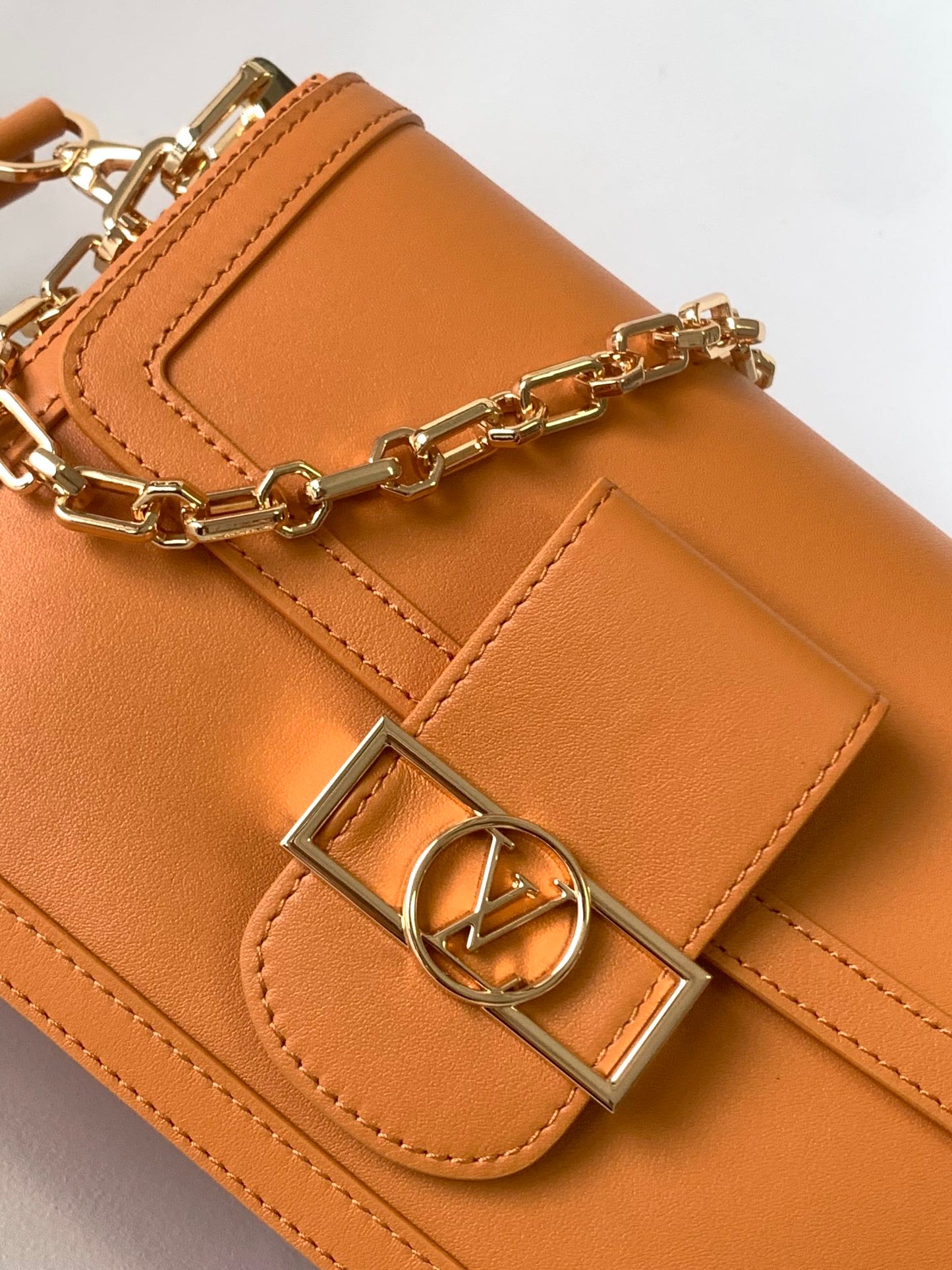 Louis Vuitton Elegant Tan Leather Crossbody Shoulder Bag with Gold Chain