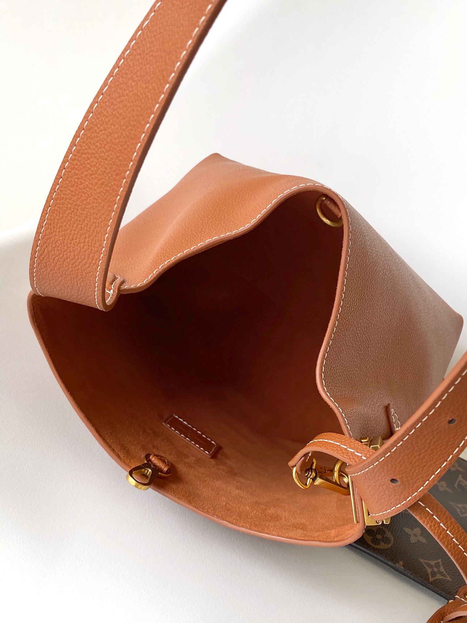 Saint Laurent Le 5 à 7 Supple Large Brown Grained Leather Shoulder Bag