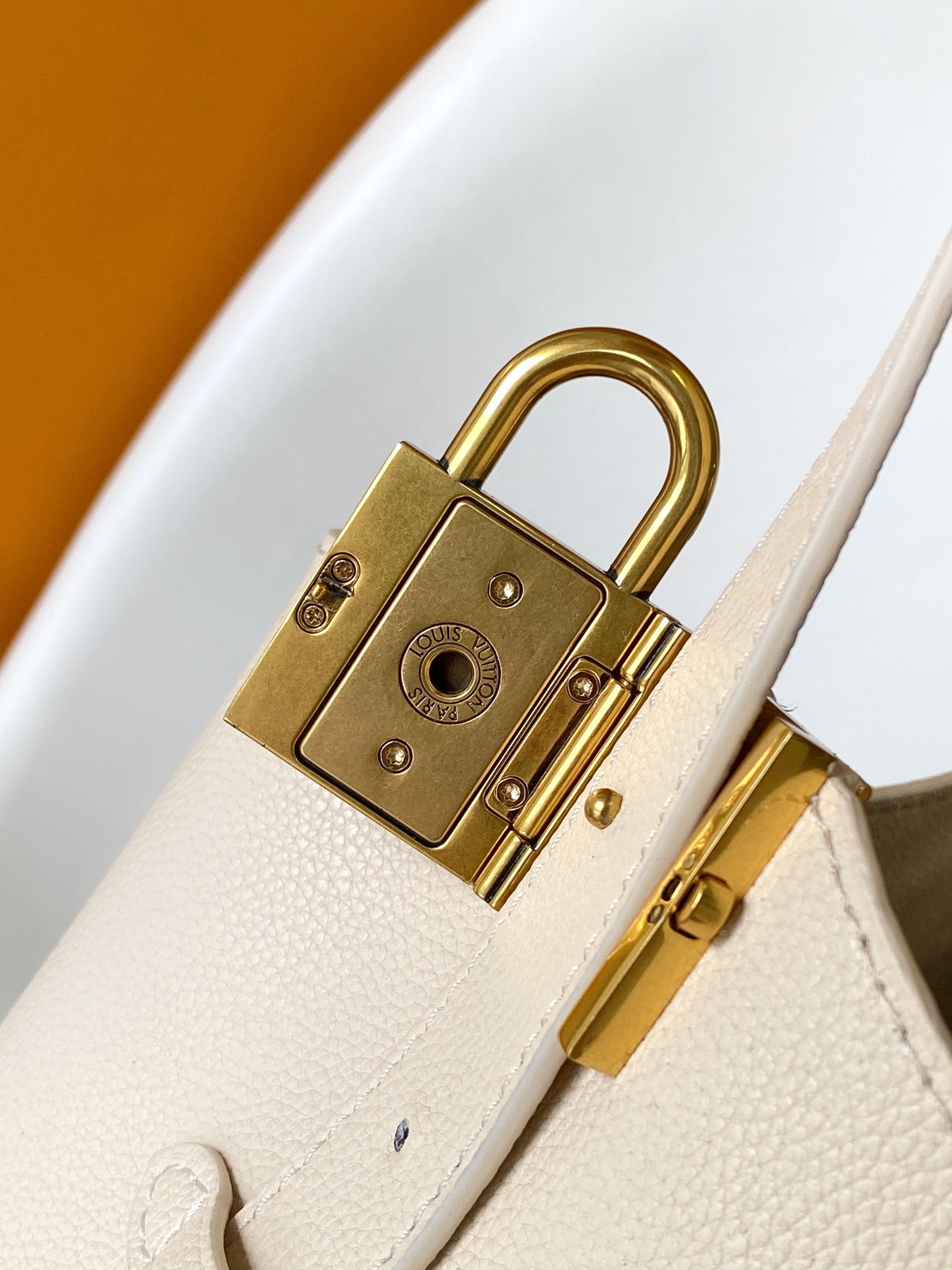 Tom Ford Grained Leather Hobo Shoulder Bag - Beige