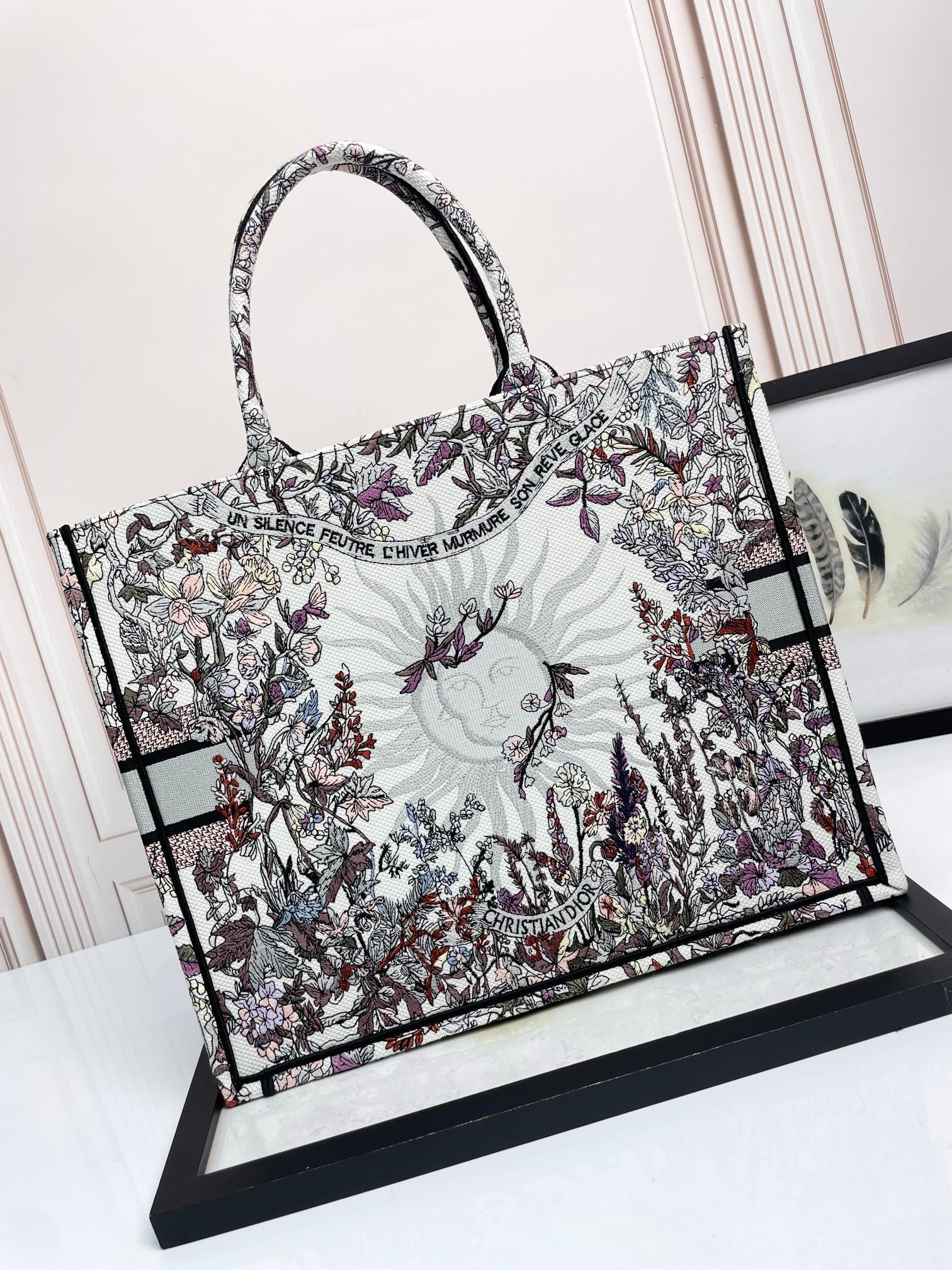 Christian Dior Book Tote Bag in Multicolored Embroidered Canvas - Large