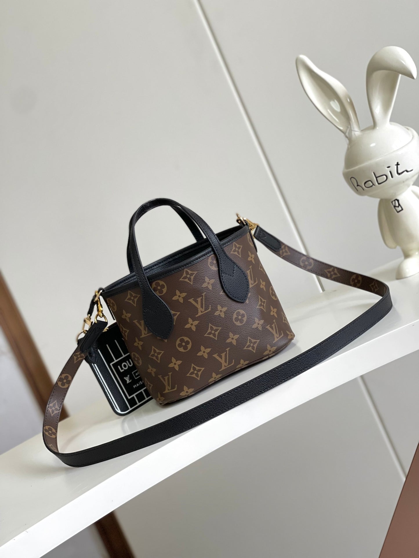Louis Vuitton Elegant Black Pebbled Leather Tote Bag with Gold Clasp and Strap