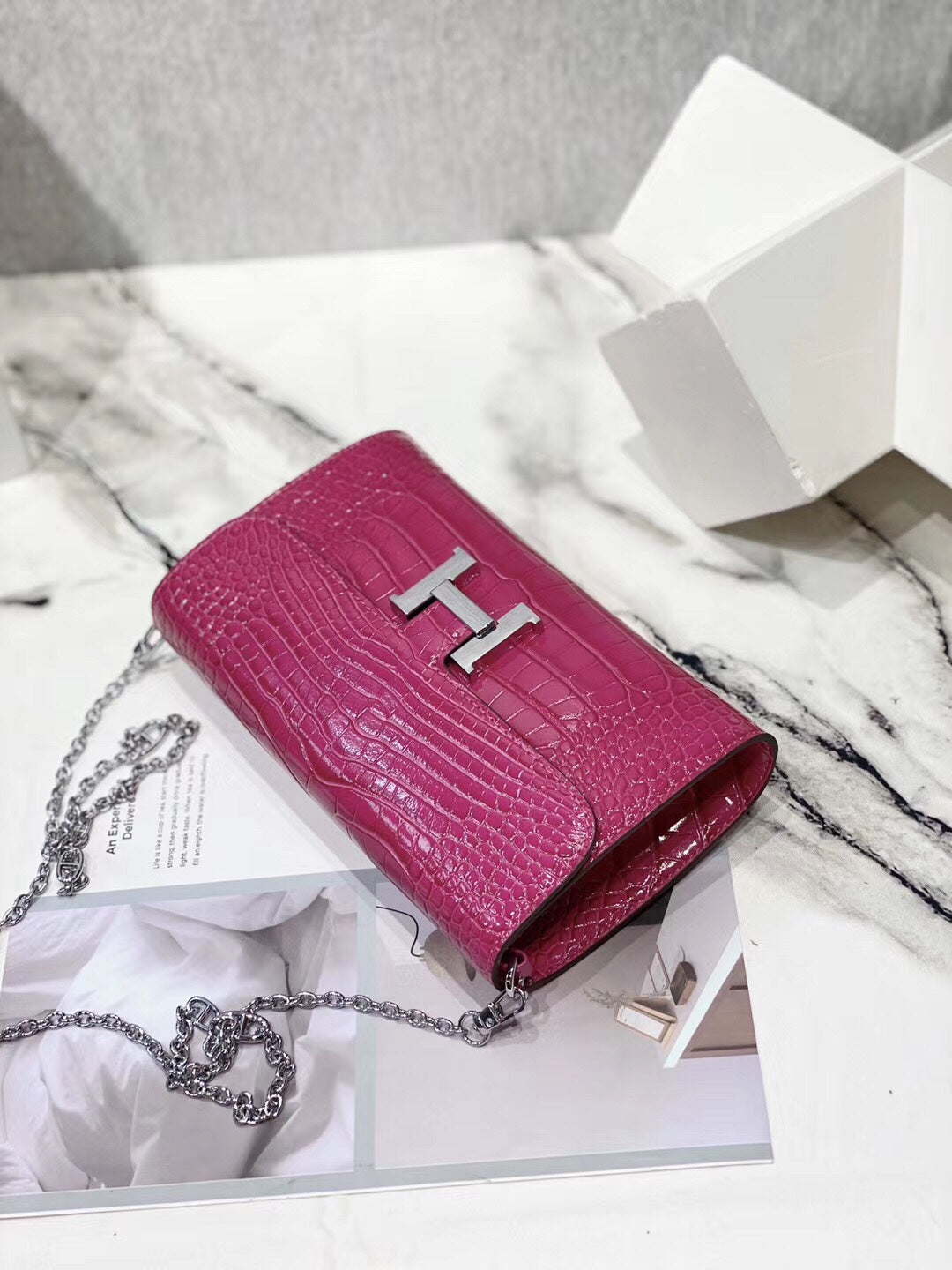 Pink Faux Leather Ostrich Pattern Crossbody Bag - Stylish Clutch with Silver Hardware