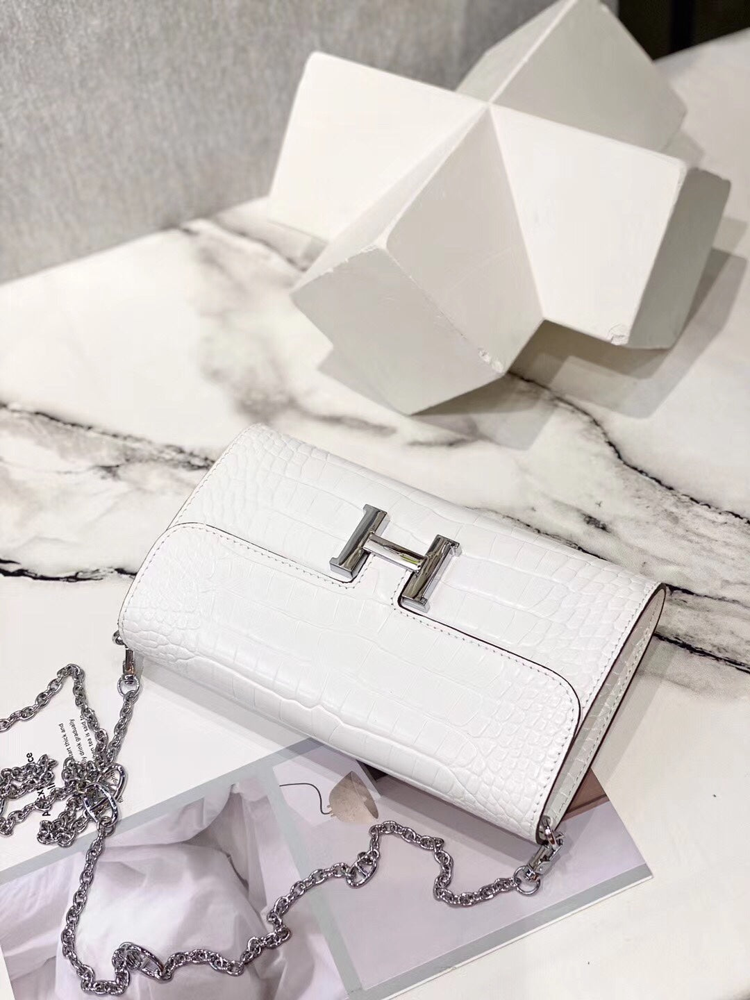 Elegant White Crocodile-Embossed Crossbody Bag with H-Buckle and Chain Strap
