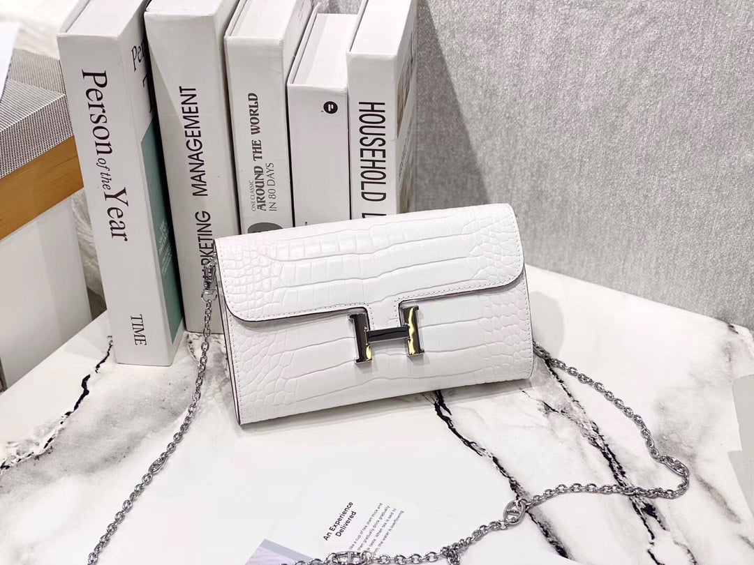 Elegant White Crocodile-Embossed Crossbody Bag with H-Buckle and Chain Strap