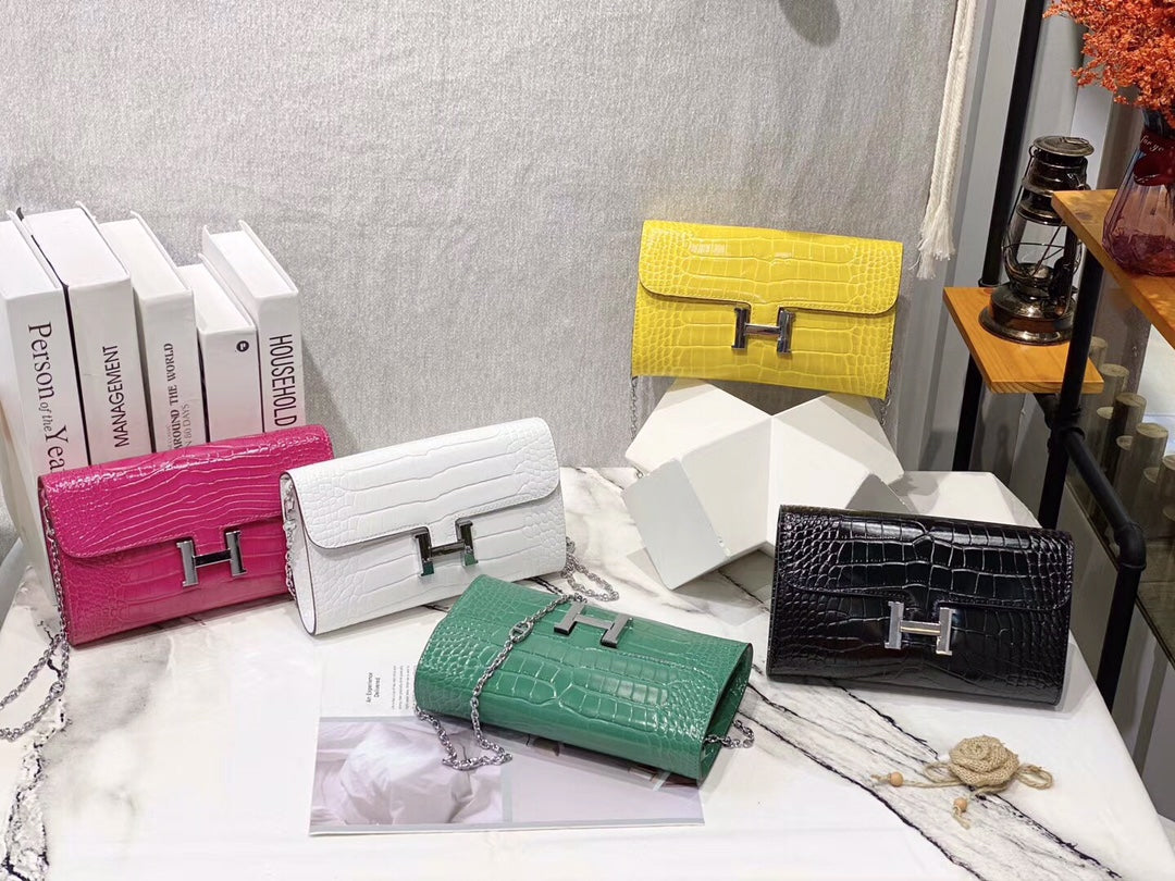 Elegant White Crocodile-Embossed Crossbody Bag with H-Buckle and Chain Strap