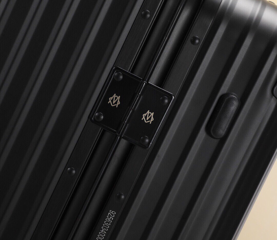 Matte Black Ribbed Hardside Spinner Suitcase Travel Trolley
