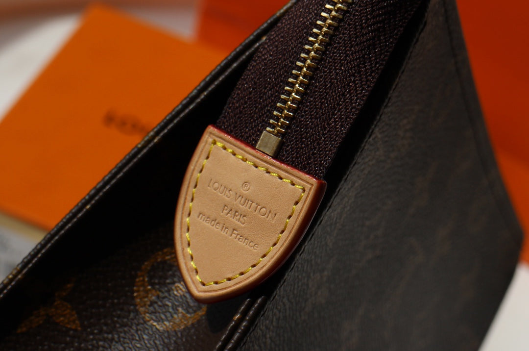 Louis Vuitton Monogram Toiletry Pouch 26 Canvas Clutch Bag