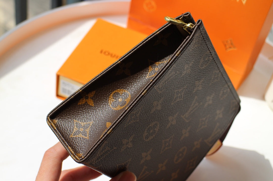 Louis Vuitton Monogram Toiletry Pouch 26 Canvas Clutch Bag