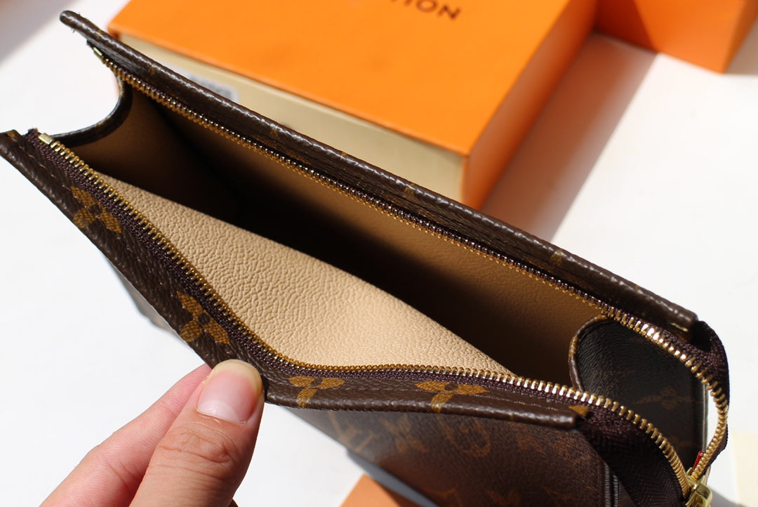 Louis Vuitton Monogram Toiletry Pouch 26 Canvas Clutch Bag