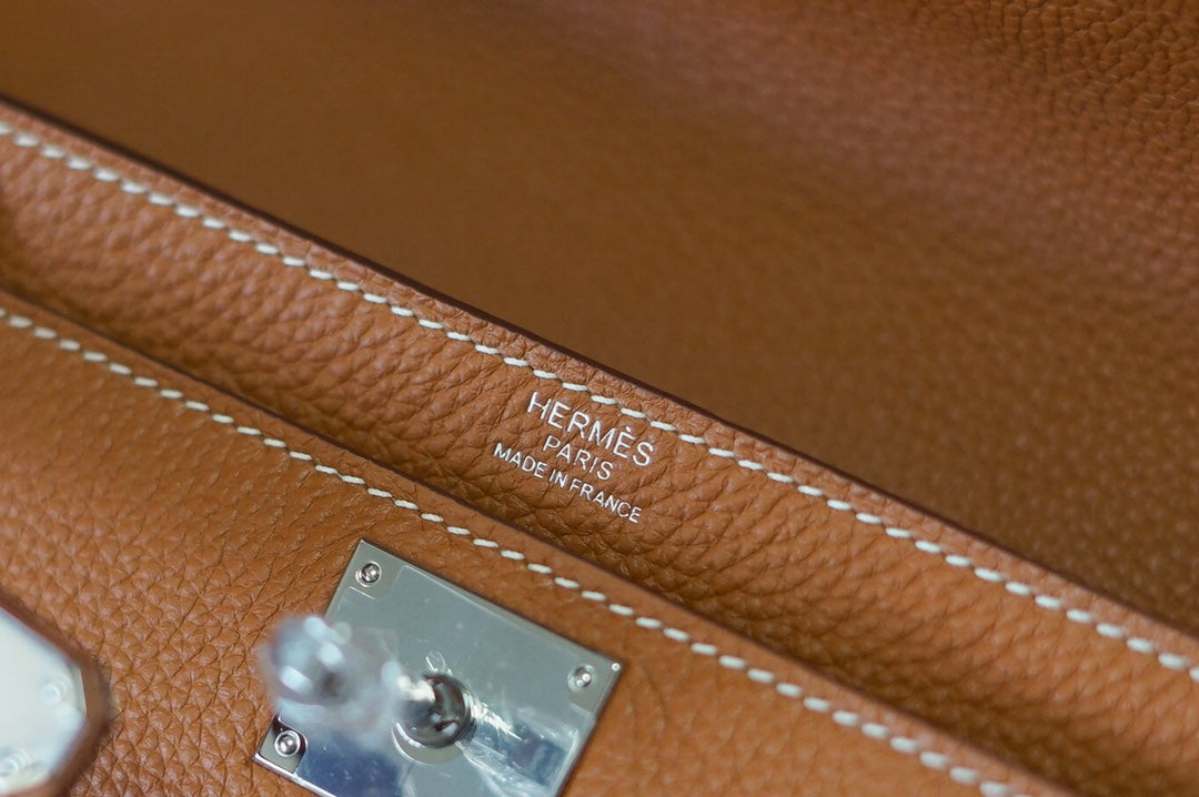 Elegant Tan Leather Envelope Clutch Bag with Silver-Tone Turn-Lock Closure
