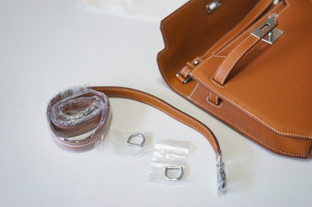 Elegant Tan Leather Envelope Clutch Bag with Silver-Tone Turn-Lock Closure