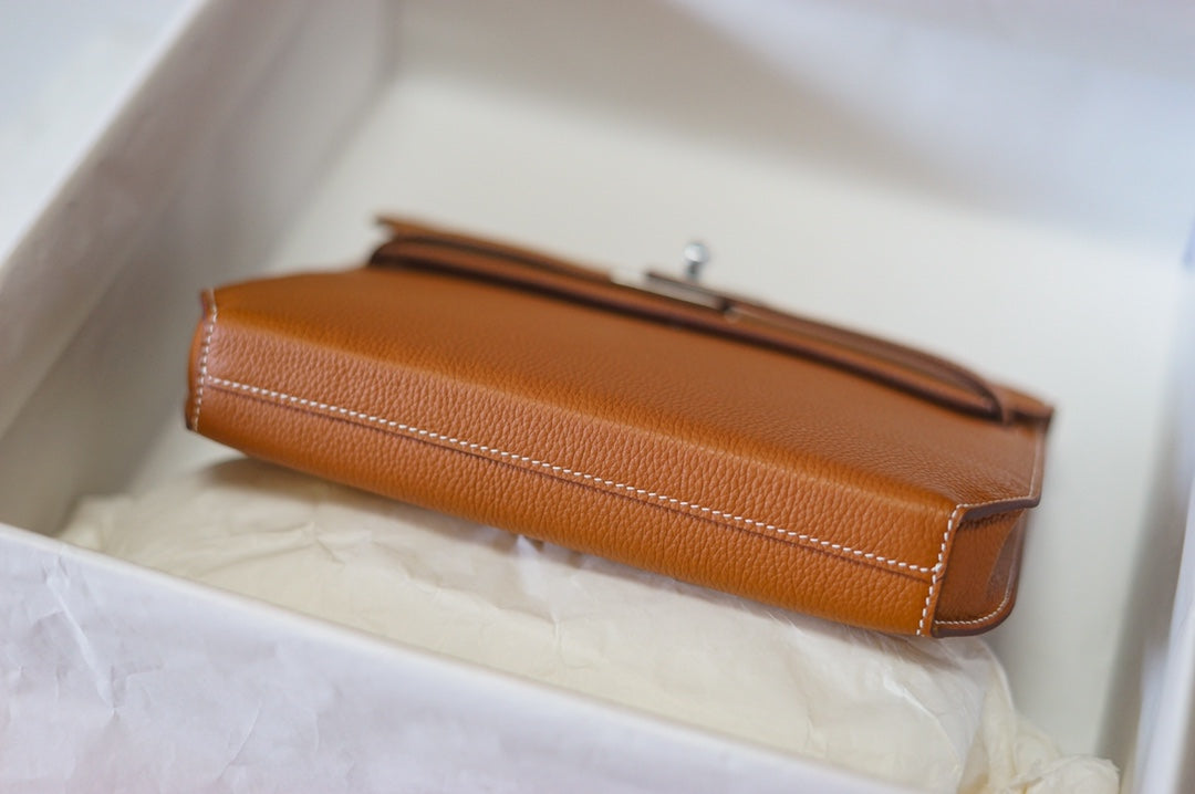 Elegant Tan Leather Envelope Clutch Bag with Silver-Tone Turn-Lock Closure