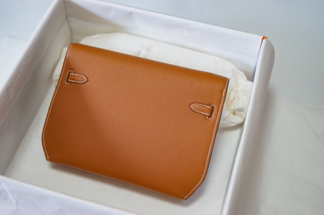 Elegant Tan Leather Envelope Clutch Bag with Silver-Tone Turn-Lock Closure